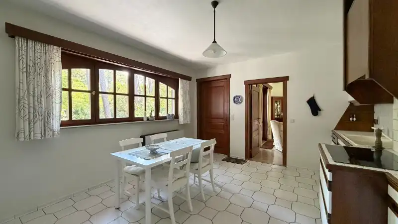 Stijlvolle villa van 275m² op 20 are met bureel, 4 slaapkamers, 2 bad-of douchekamers, dubbele garage foto 14