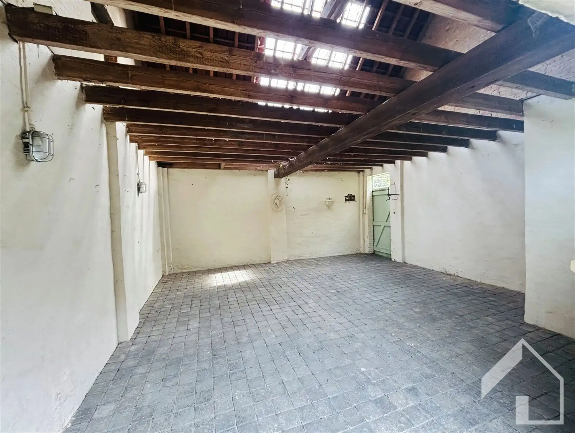 Hoekwoning met authentieke elementen en 4 garages foto 16