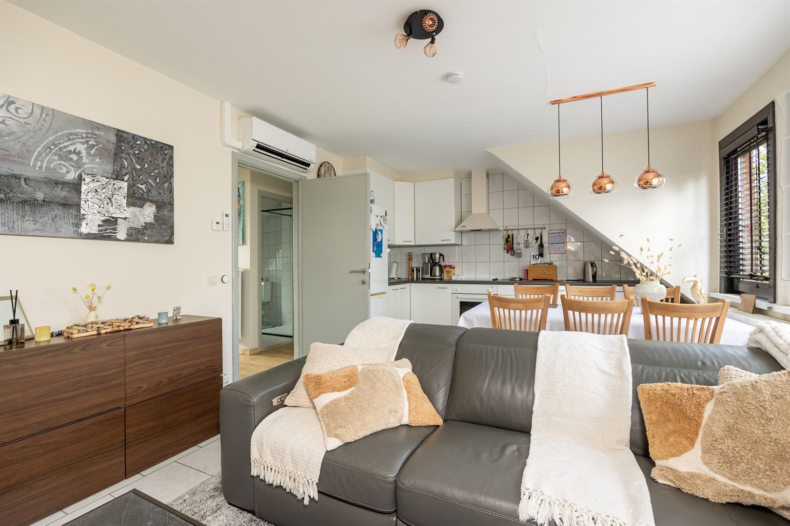 Gerenoveerd studio-appartement met zolder foto 5