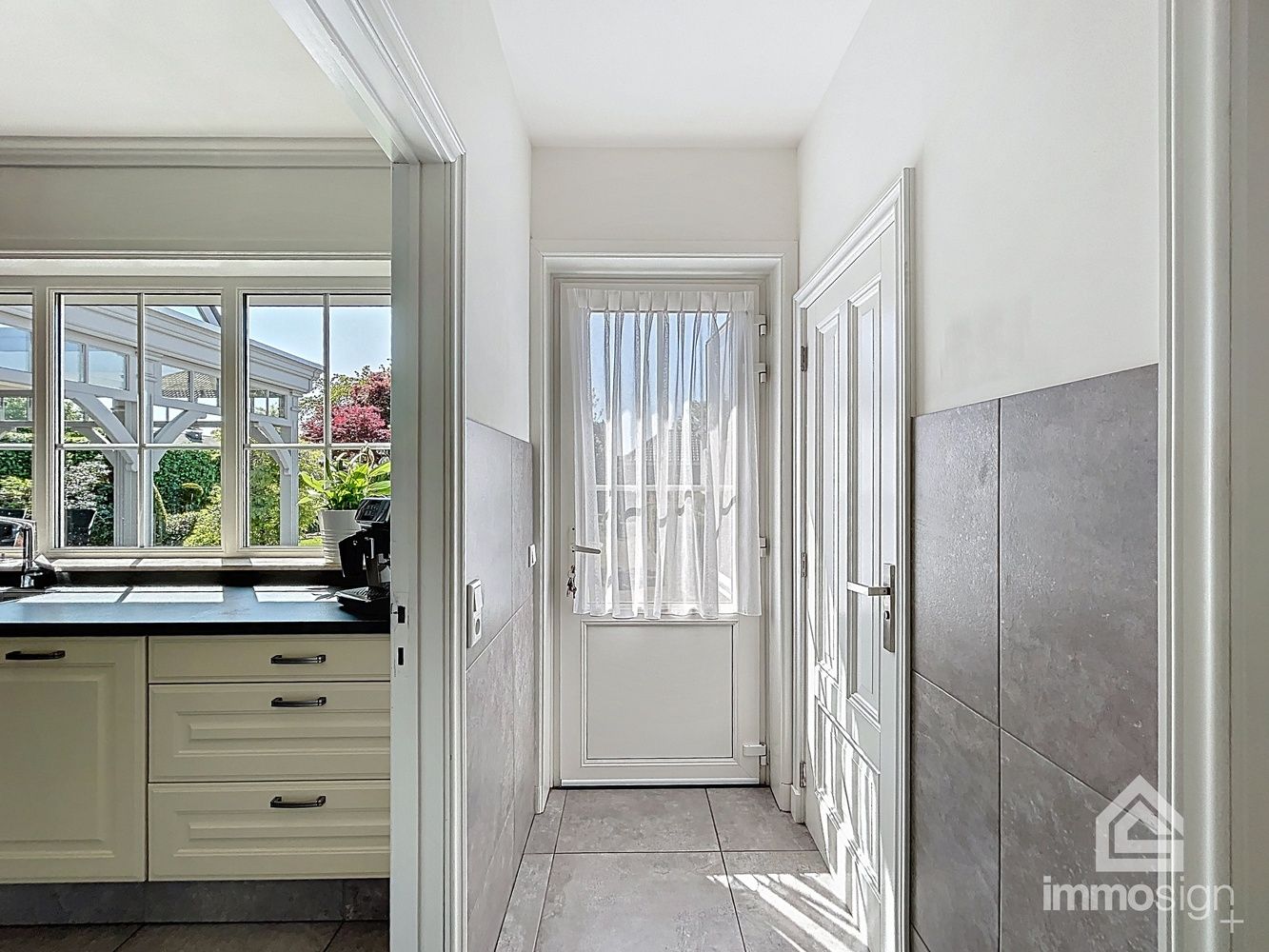Instapklare gezinswoning met 3 slaapkamers, 2 badkamers, vrijstaande garage en prachtige tuinkamer foto 30