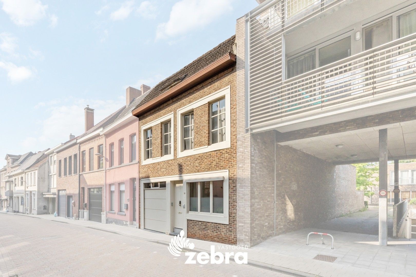 Instapklare woning met drie slaapkamers en stadskoer in het centrum van Tielt! foto 2