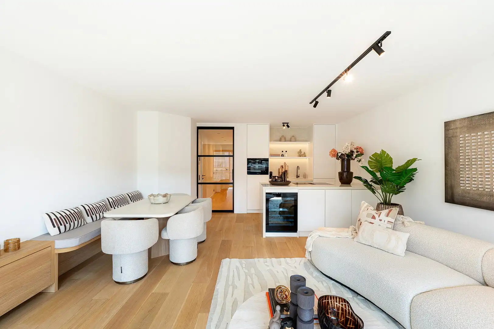 Lichtrijk gerenoveerd appartement op enkele stappen van de Dumortierlaan. foto 10