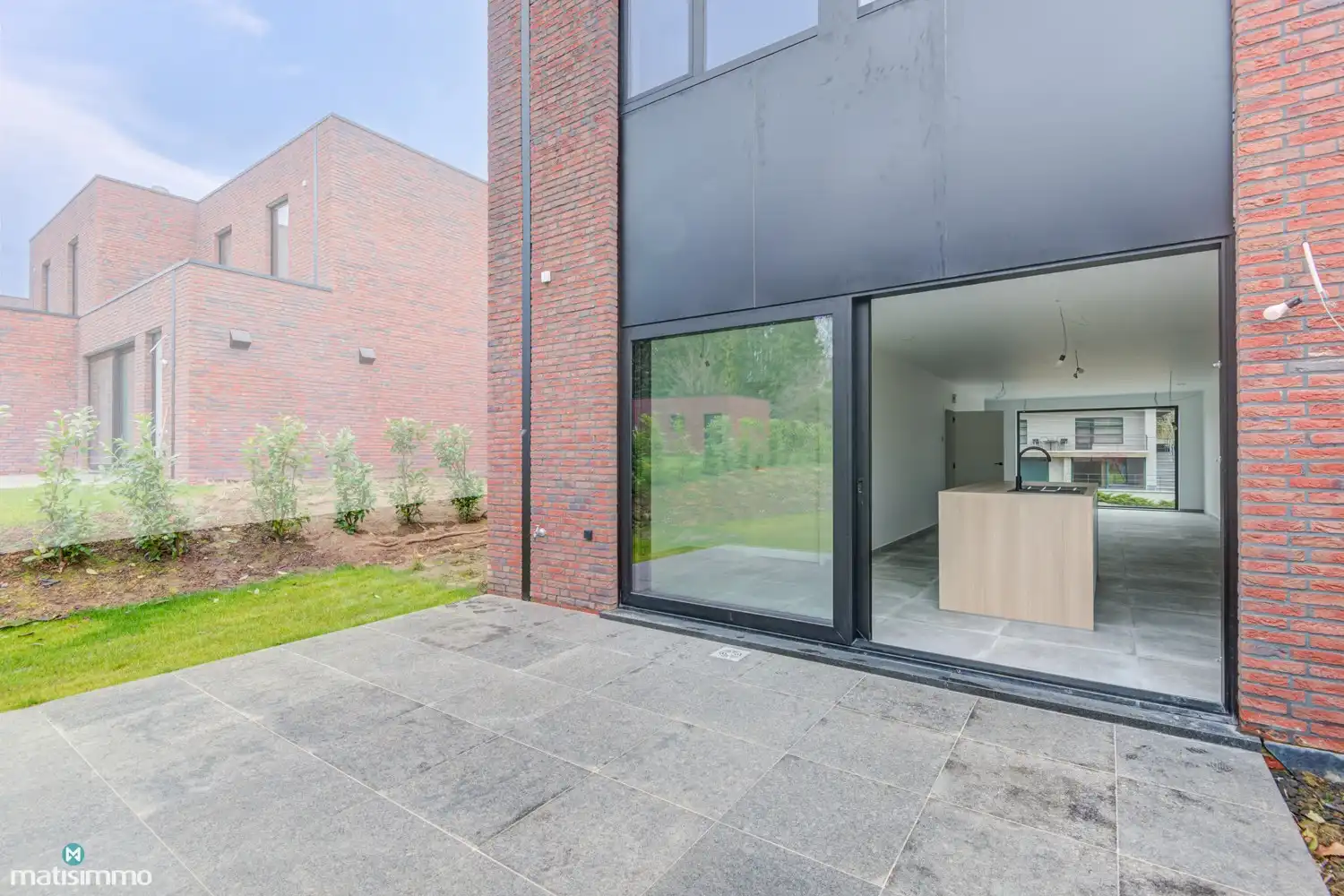 VOLLEDIG AFGEWERKTE EN GESCHILDERDE NIEUWBOUWWONING (EPB E10) MET 3 SLAAPKAMERS, 2 BADKAMERS, 2 GARAGES, KELDER EN AANGELEGDE TUIN IN WERM foto 34