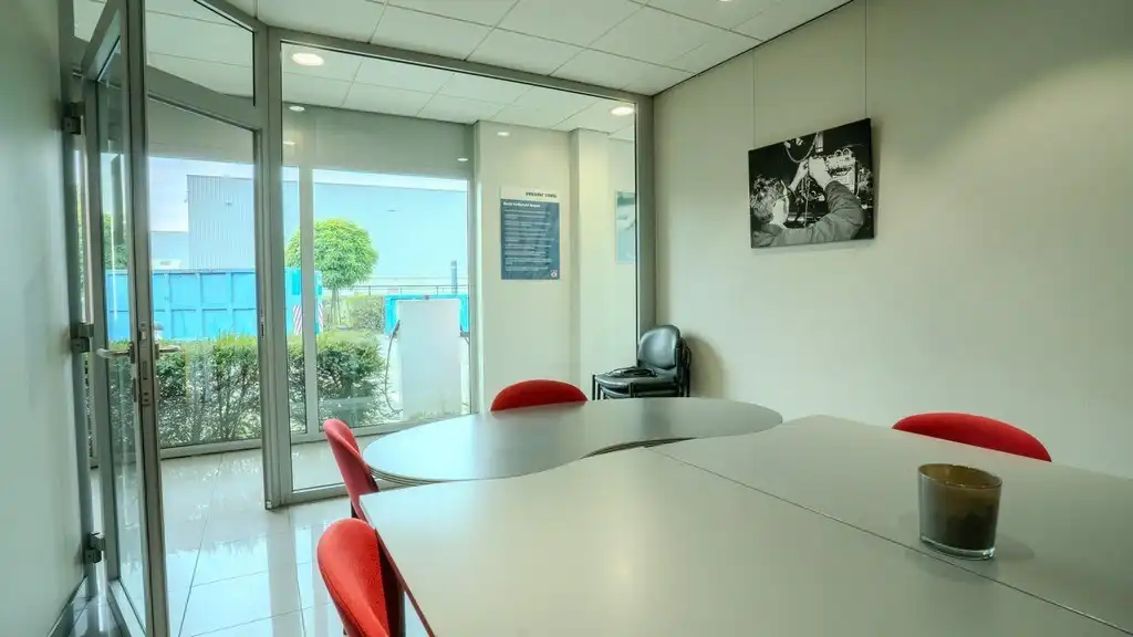 Magazijn met kantoren te huur langs E34 in Beveren foto 11