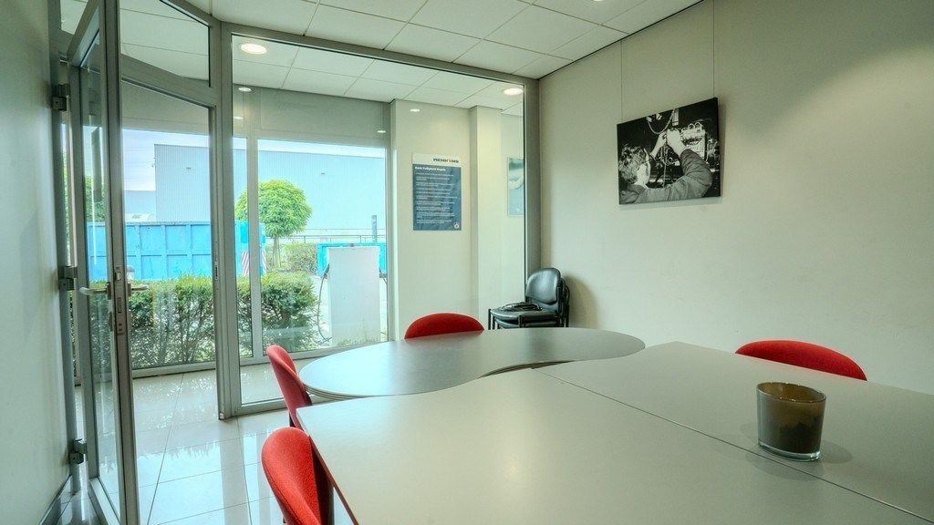 Magazijn met kantoren te huur langs E34 in Beveren foto 11