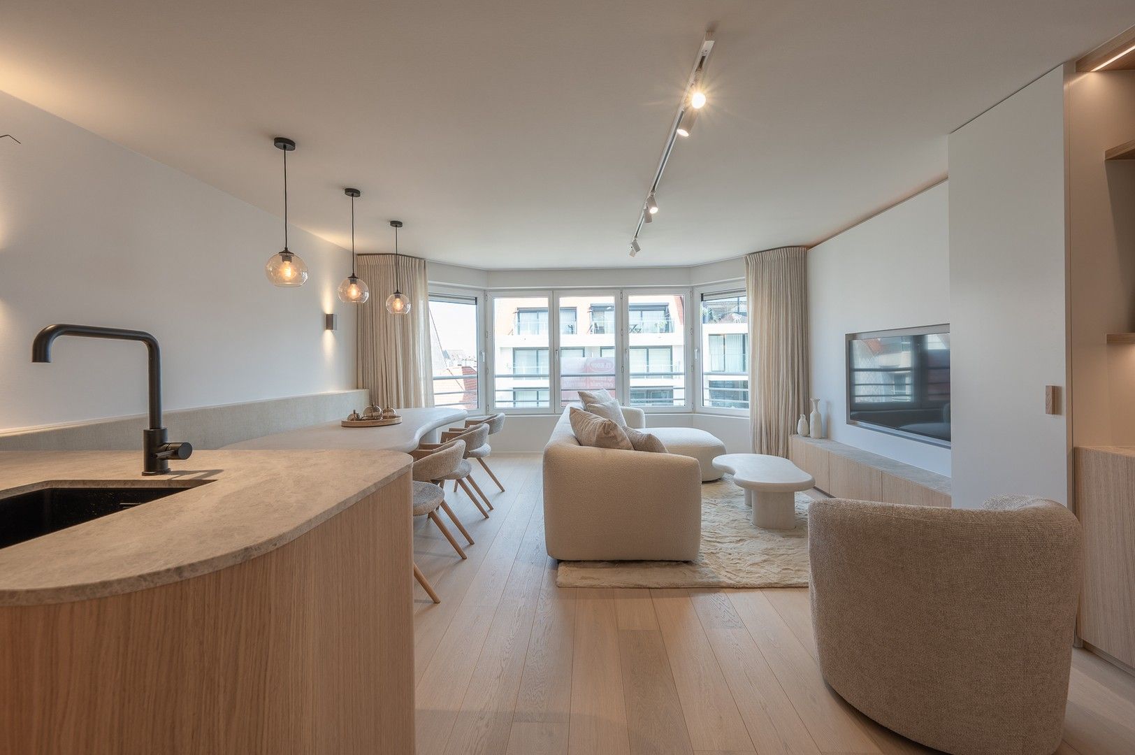 Instapklaar, volledig gerenoveerd 3 slaapkamer appartement gelegen in het centrum van Knokke. foto 3