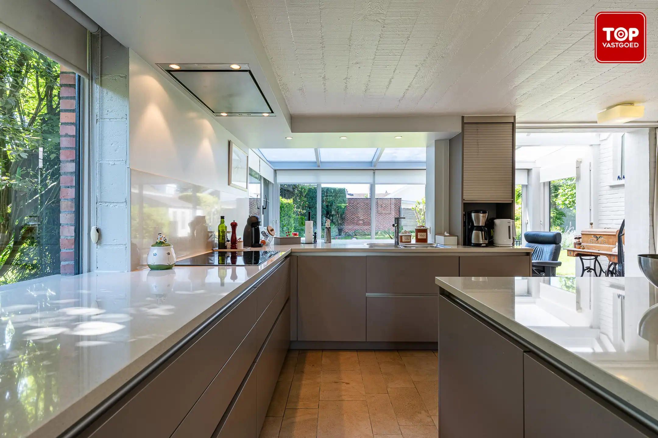 Architecturale woning met unieke split-level indeling met naastgelegen stuk grond. (totaal 997m²) foto 10