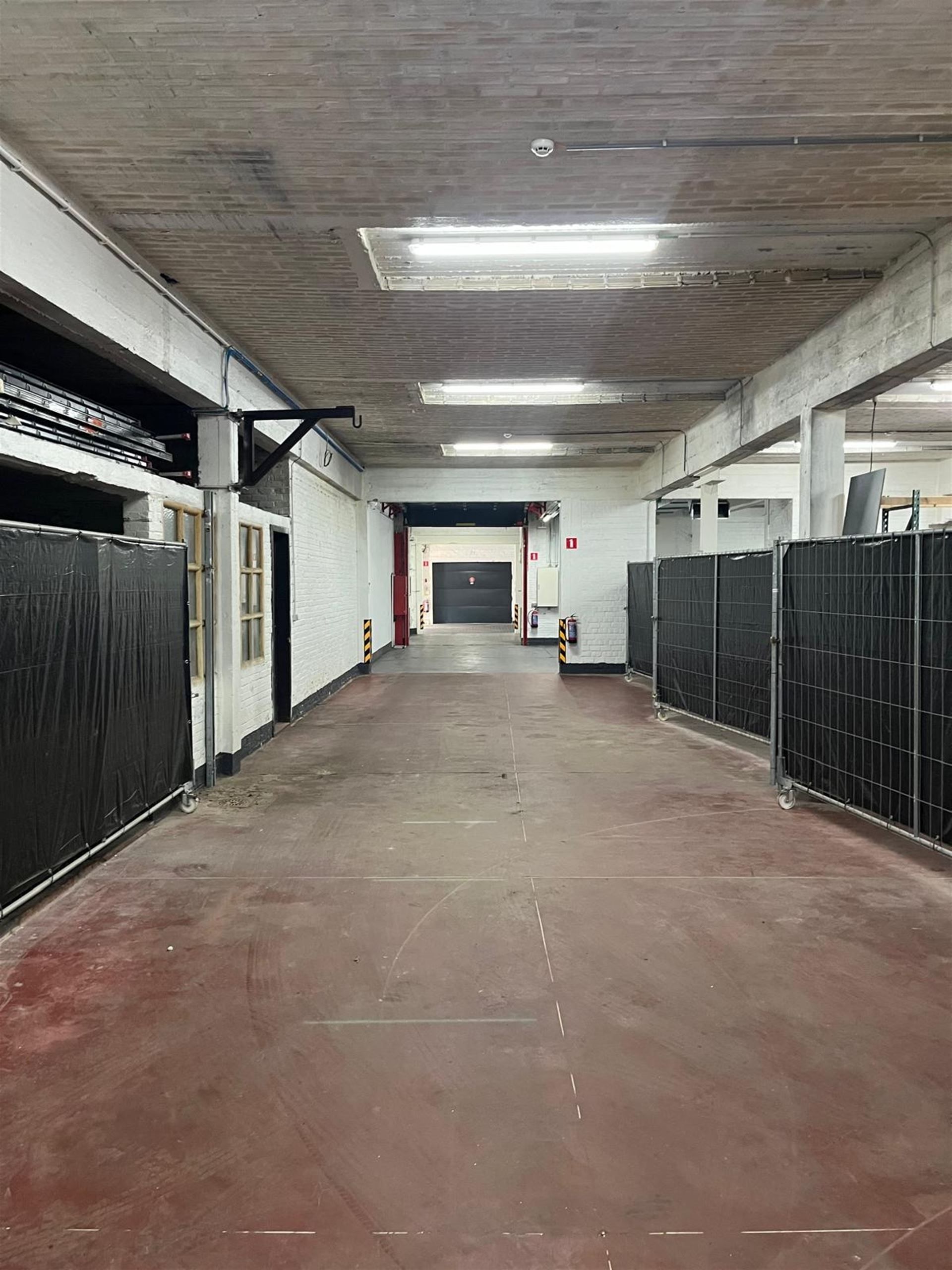 STOCKAGE UNIT (30M²) foto 4