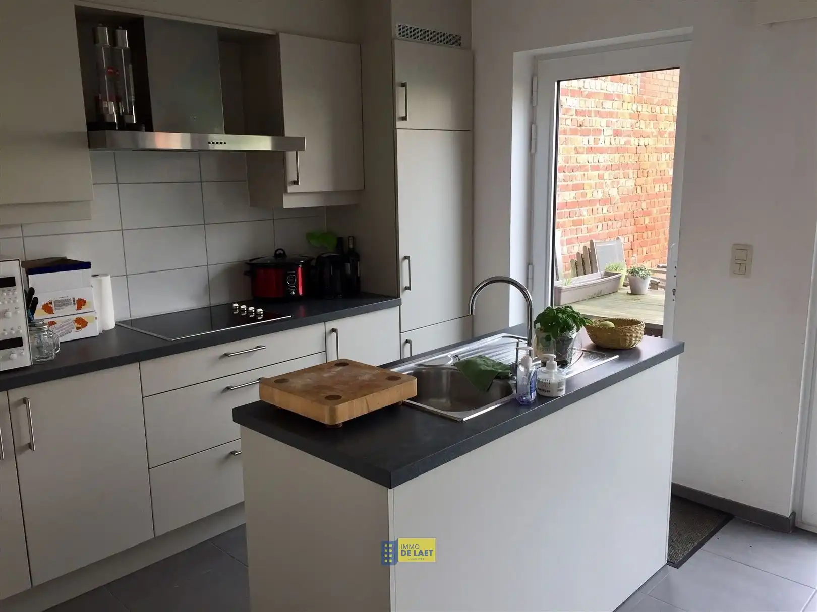 Half open bebouwing met 4 slk, tuin en grote garage. foto 4