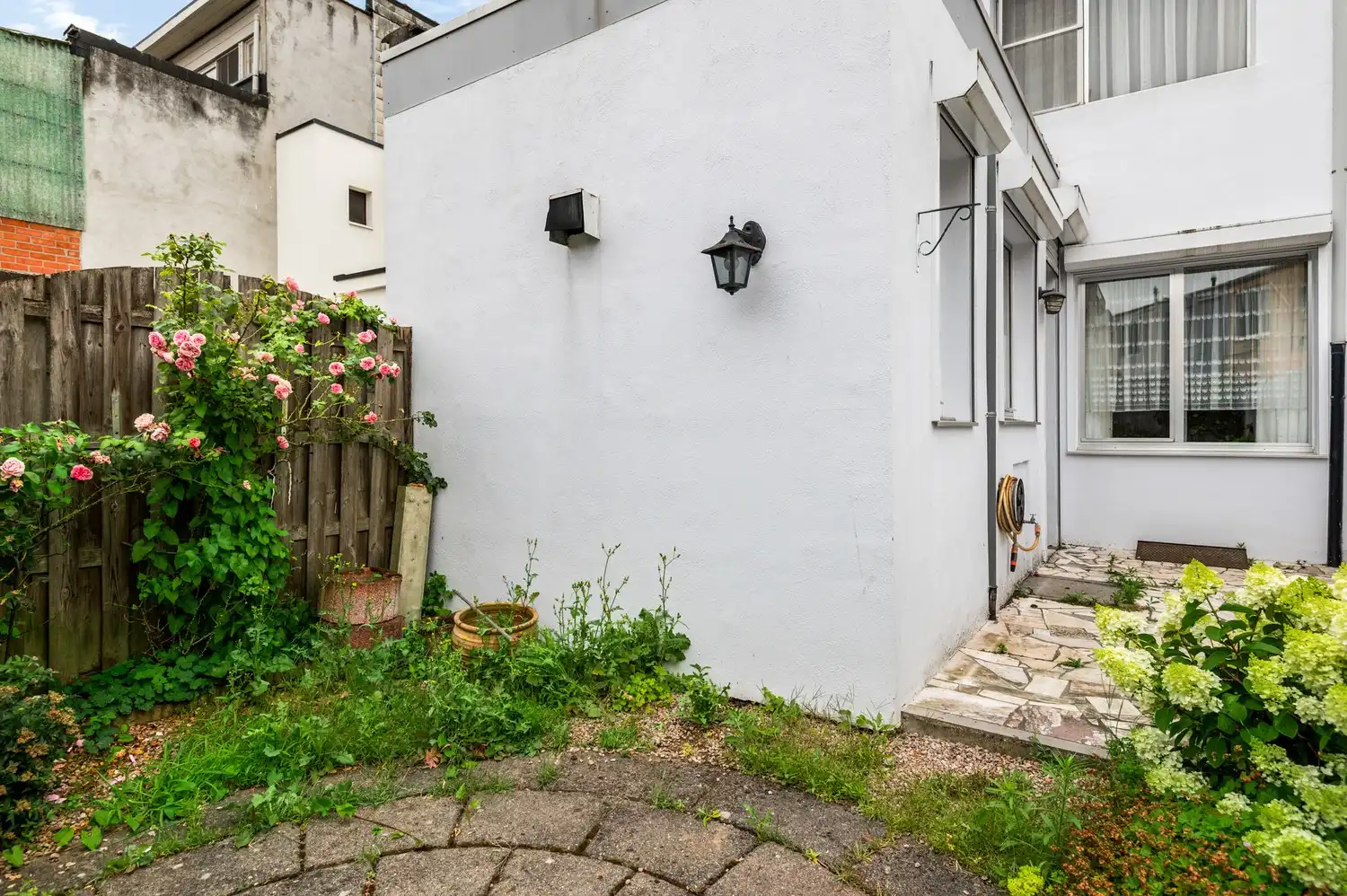 Charmante doch te renoveren woning met 2-3 slk, garage, tuin en veel potentieel vlakbij Rivierenhof! foto 9