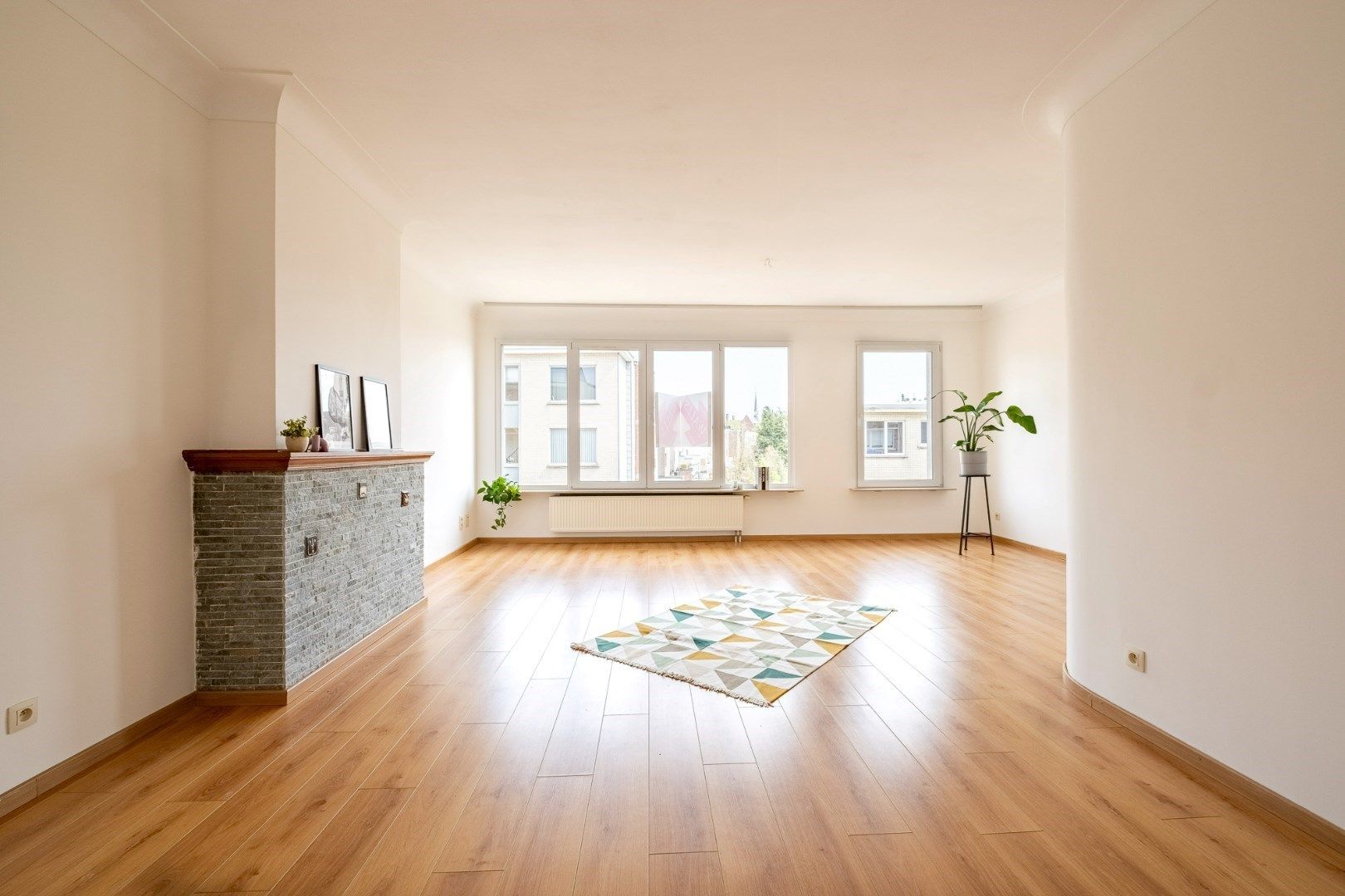 Zonnig en ruim, volledig gerenoveerd appartement in een goede en rustige buurt.  foto 2