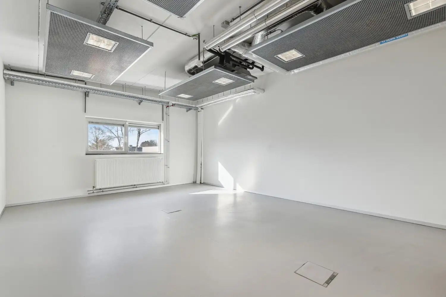 Veelzijdig kantoorgebouw met ruime parking op 2433 m² foto 31
