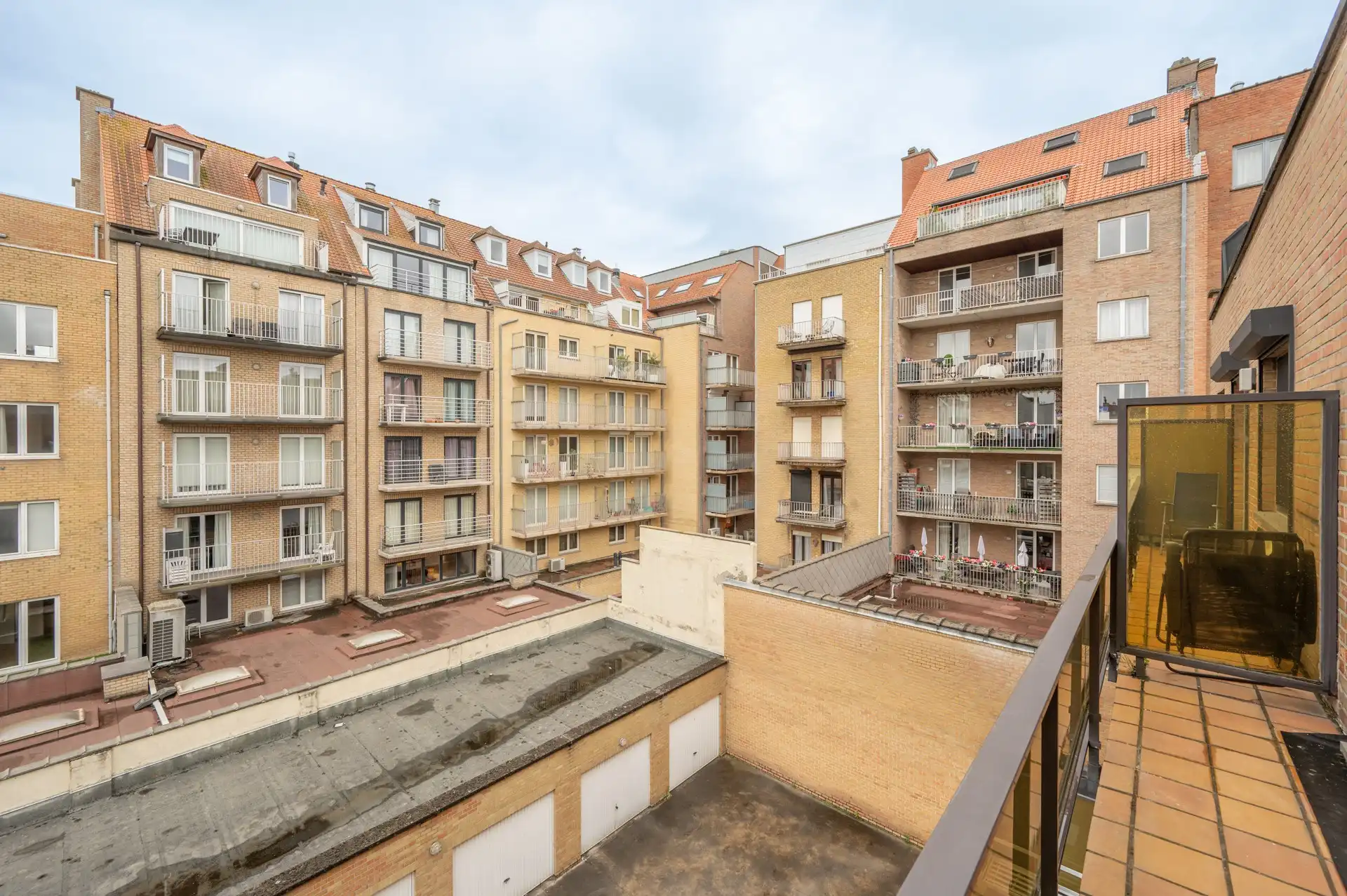 Centraal gelegen gerenoveerd appartement met twee terrassen nabij de Lippenslaan foto 20