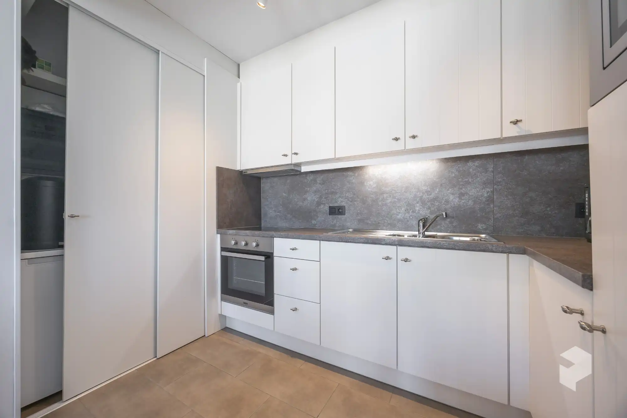 Goed gelegen ruim vernieuwd 2 slaapkamer appartement met terras en grote berging. foto 14