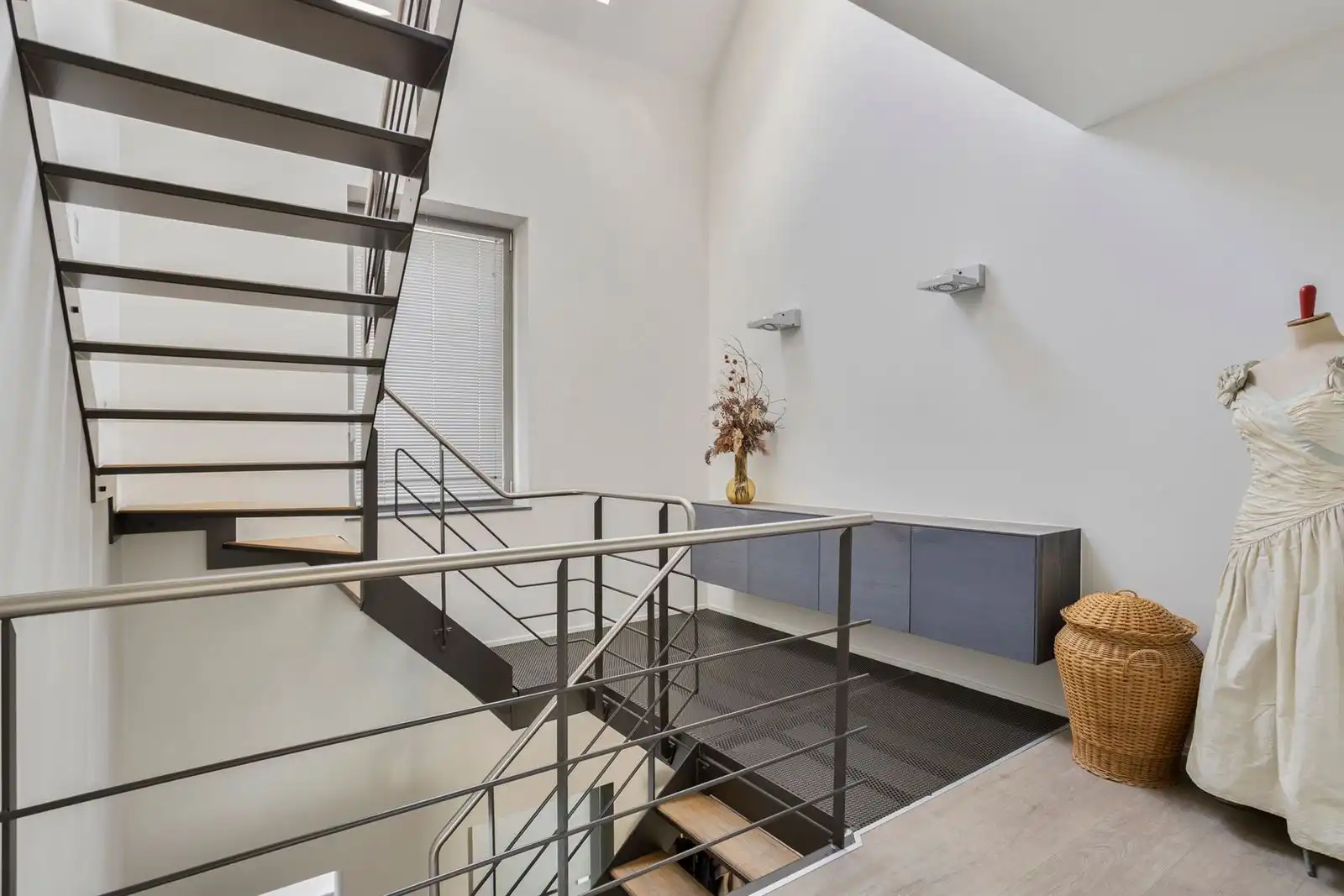 Ruime woning (4slpk) met handelsruimte en magazijn op toplocatie in Halle foto 9