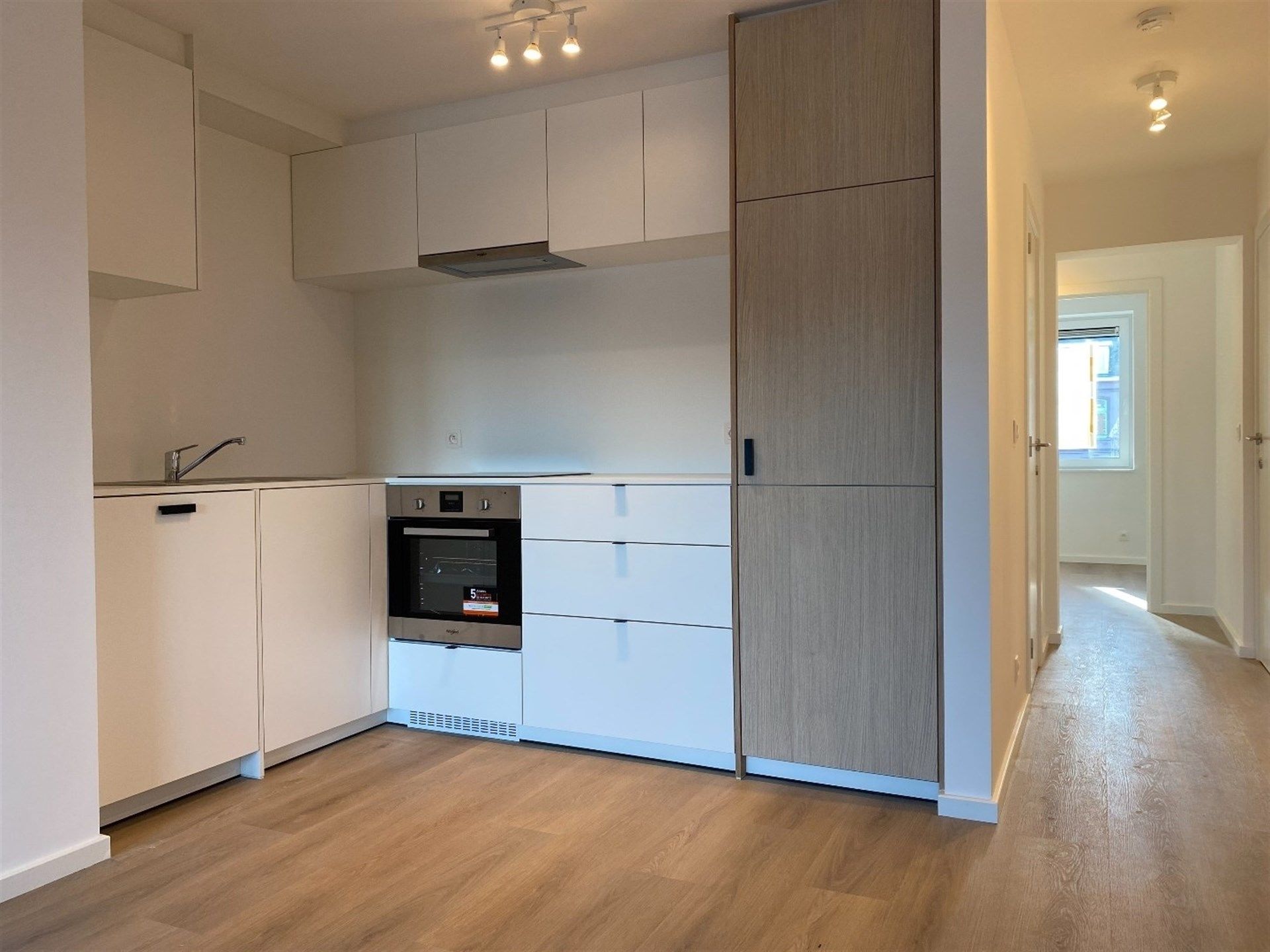 Totaal gerenoveerd, energiezuinige 2 slaapkamer appartement met terras. foto 8