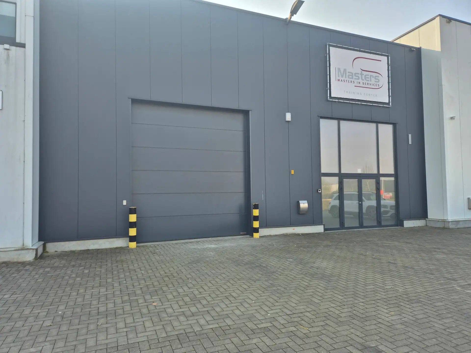 TE HUUR: bedrijfsgebouw van 916m² te Bilzen foto 2