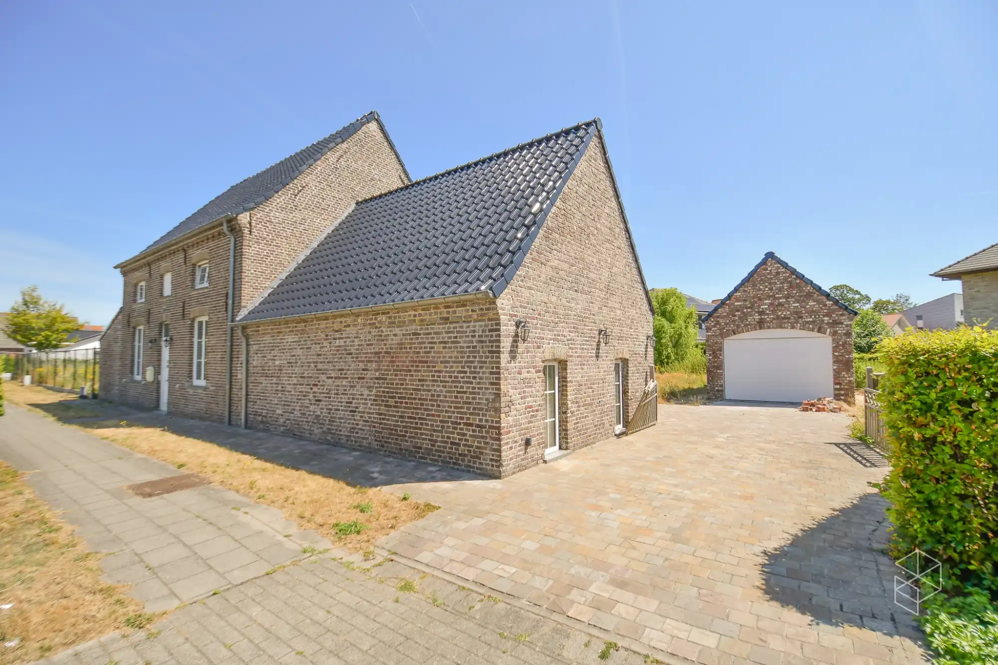 Ruime charmante woning met 4 GROTE slaapkamers, garage en een grote zuidwest gerichte tuin foto {{pictureIndex}}