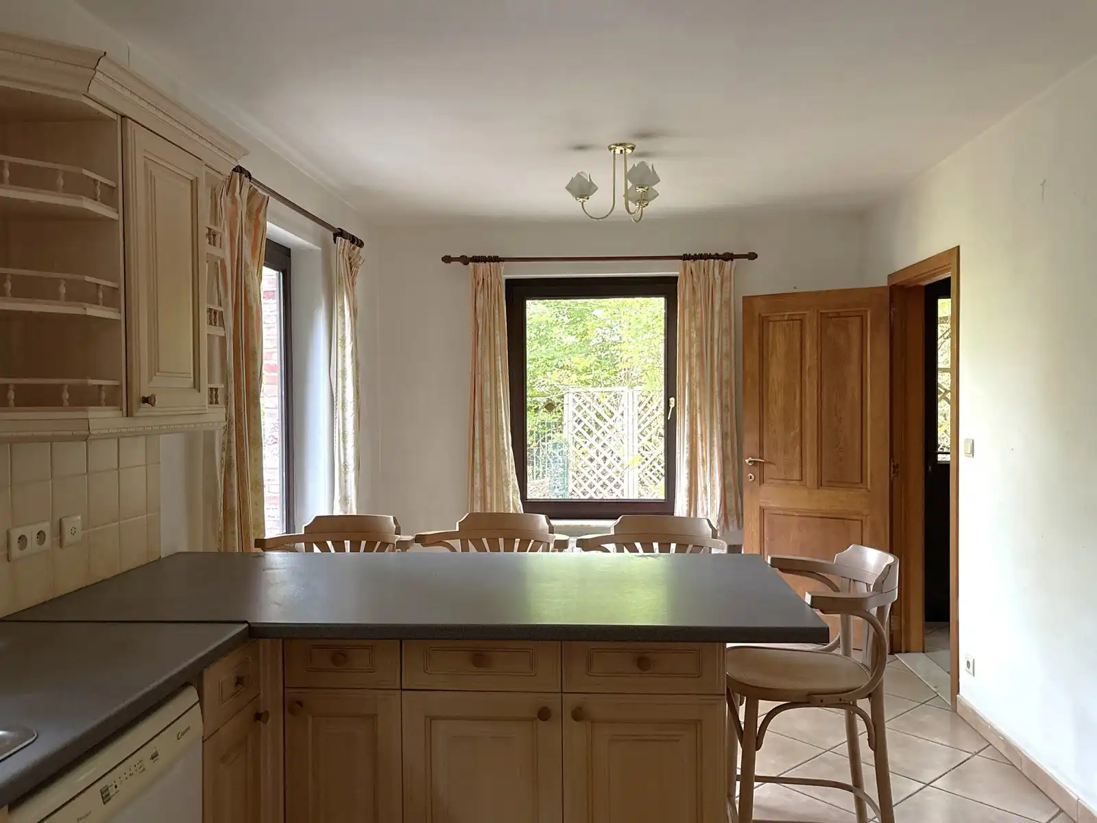 Ruime villa met 6 slaapkamers in groene omgeving foto 16