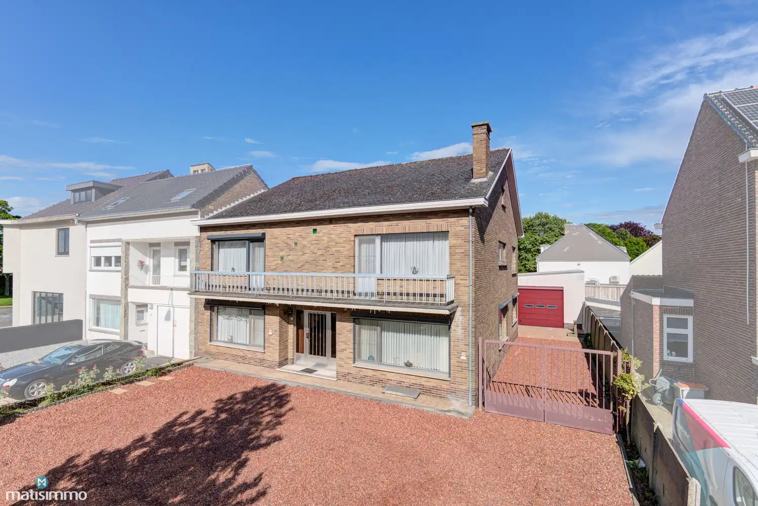 Hoofdfoto van de publicatie: ZEER RUIME WONING MET 5 SLAAPKAMERS, HANDELSRUIMTE EN GROTE VRIJSTAANDE GARAGE OP GUNSTIGE LOCATIE IN LANAKEN