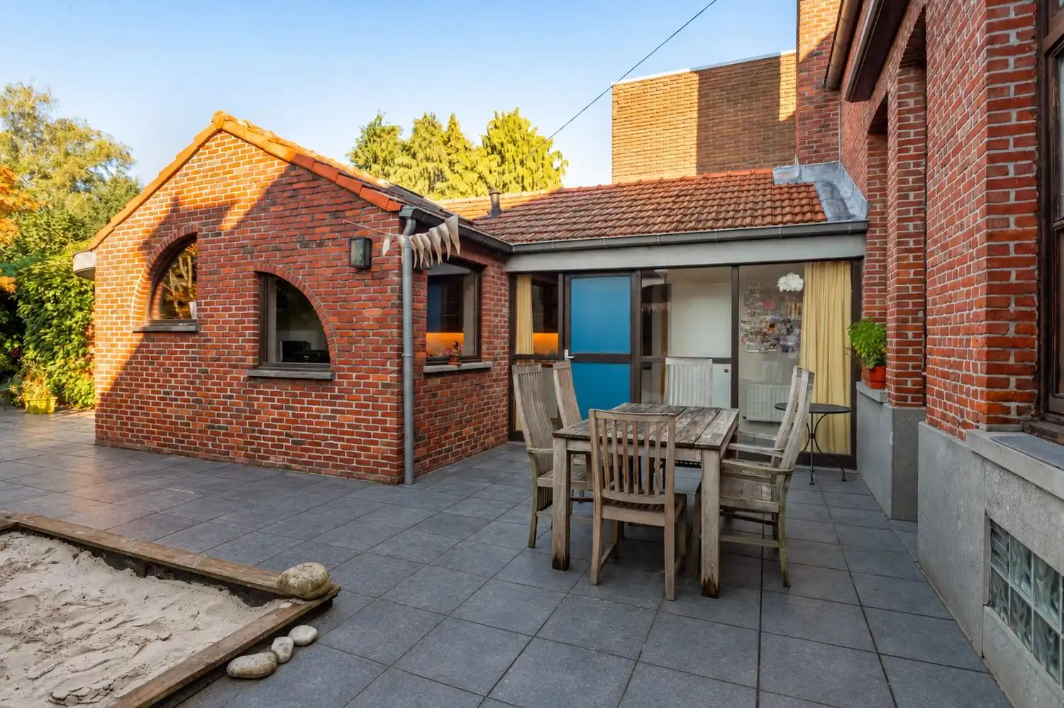 Hoofdfoto van de publicatie: Super gezellige woning met prachtige ruime tuin en 3 slpks te Hoevenen!
