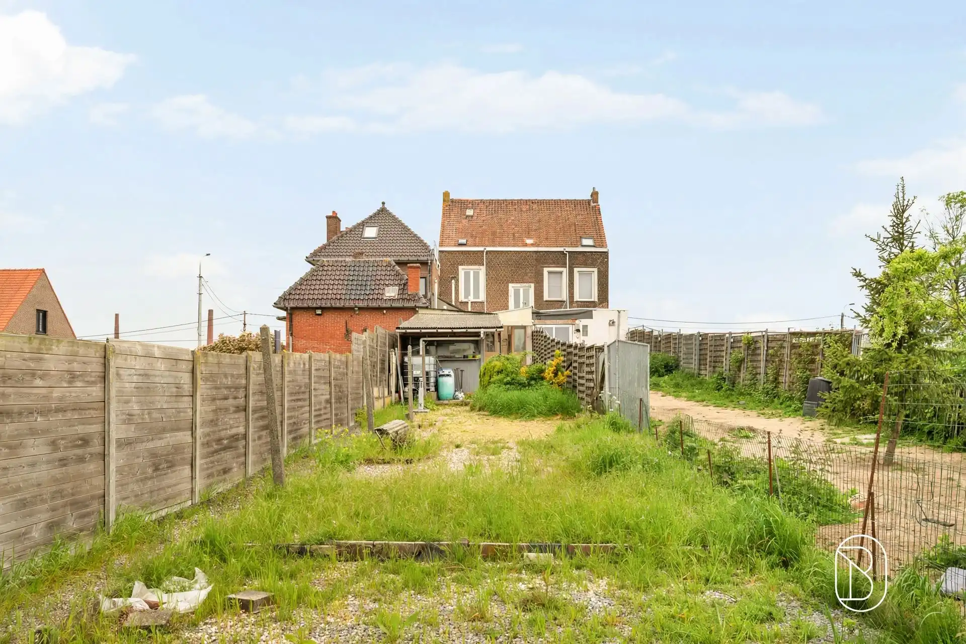 Te renoveren rijwoning met veel potentieel foto 3