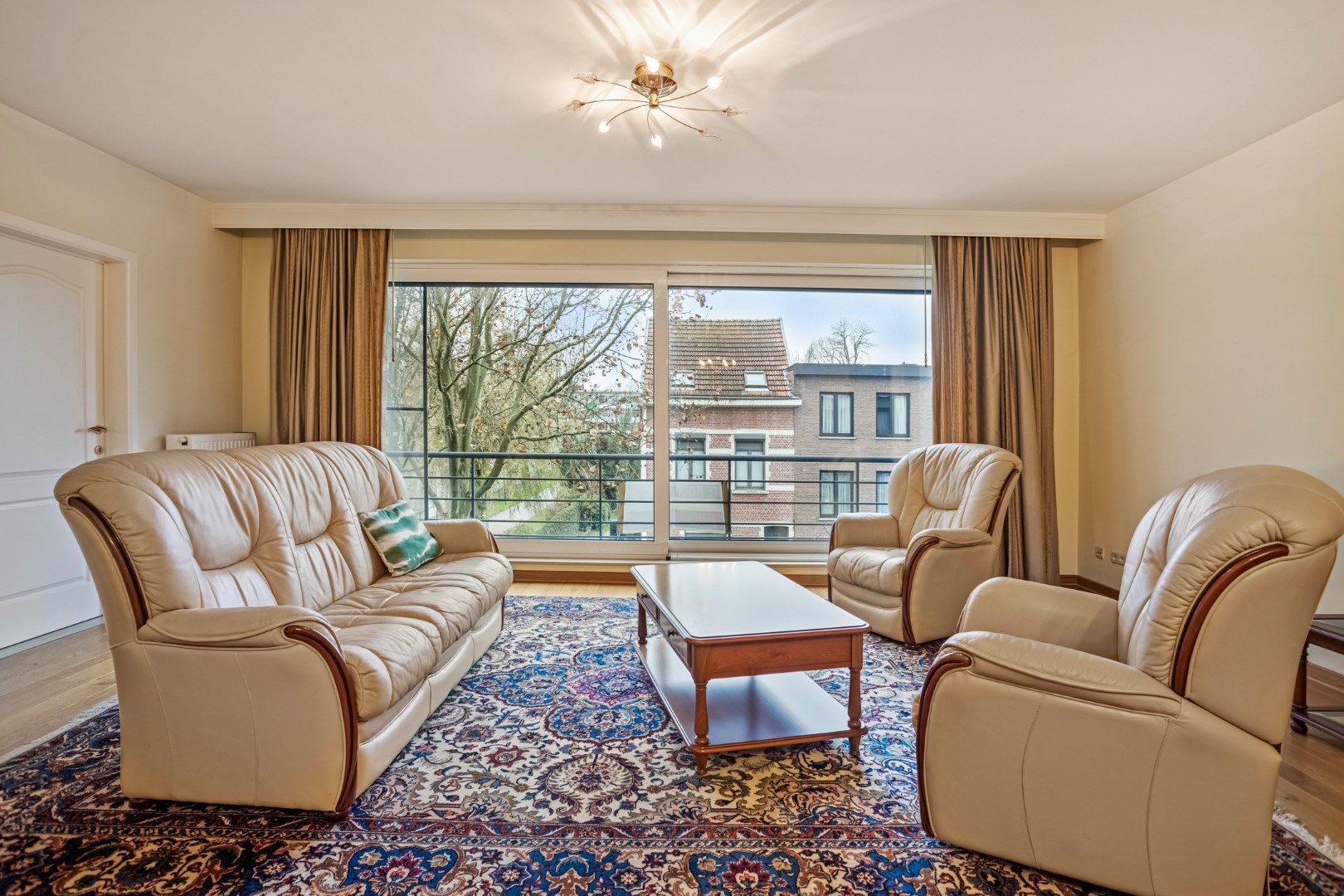 Ruim appartement van 117m² met 3 slaapkamers gelegen op centrale locatie te Brasschaat! foto 4