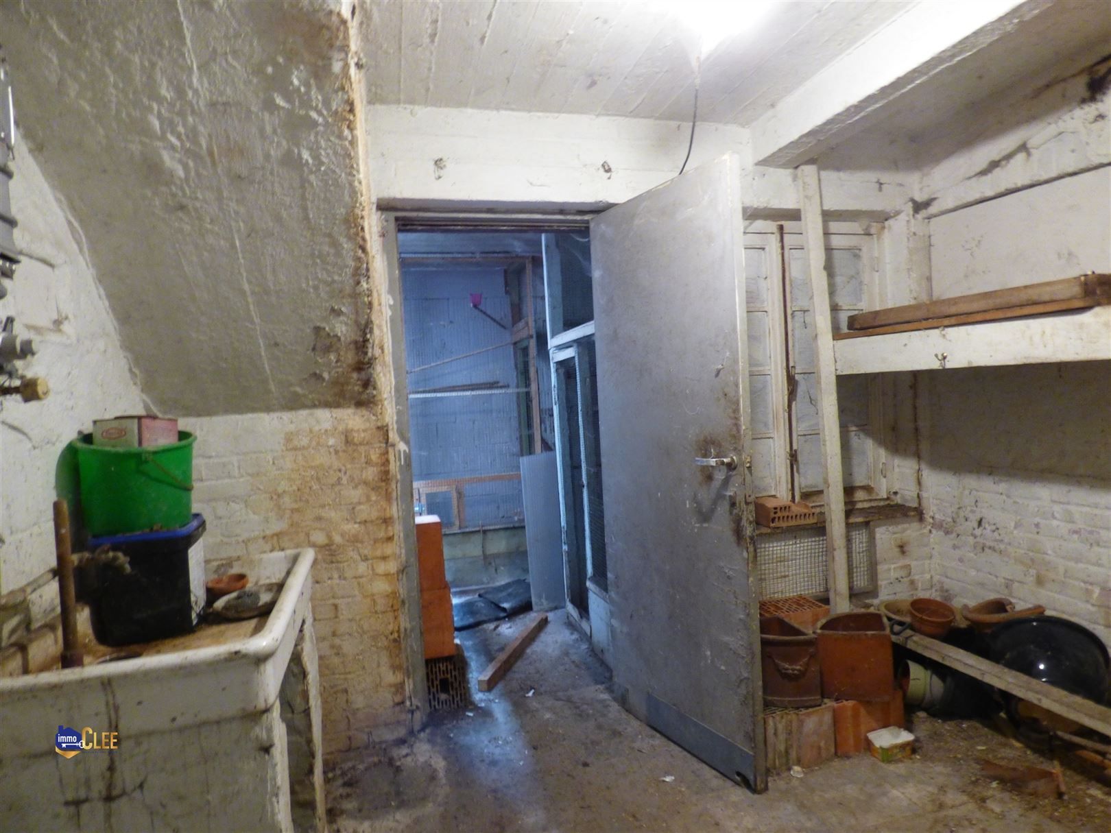 Te renoveren woning met 3 slaapkamers en garage foto 17