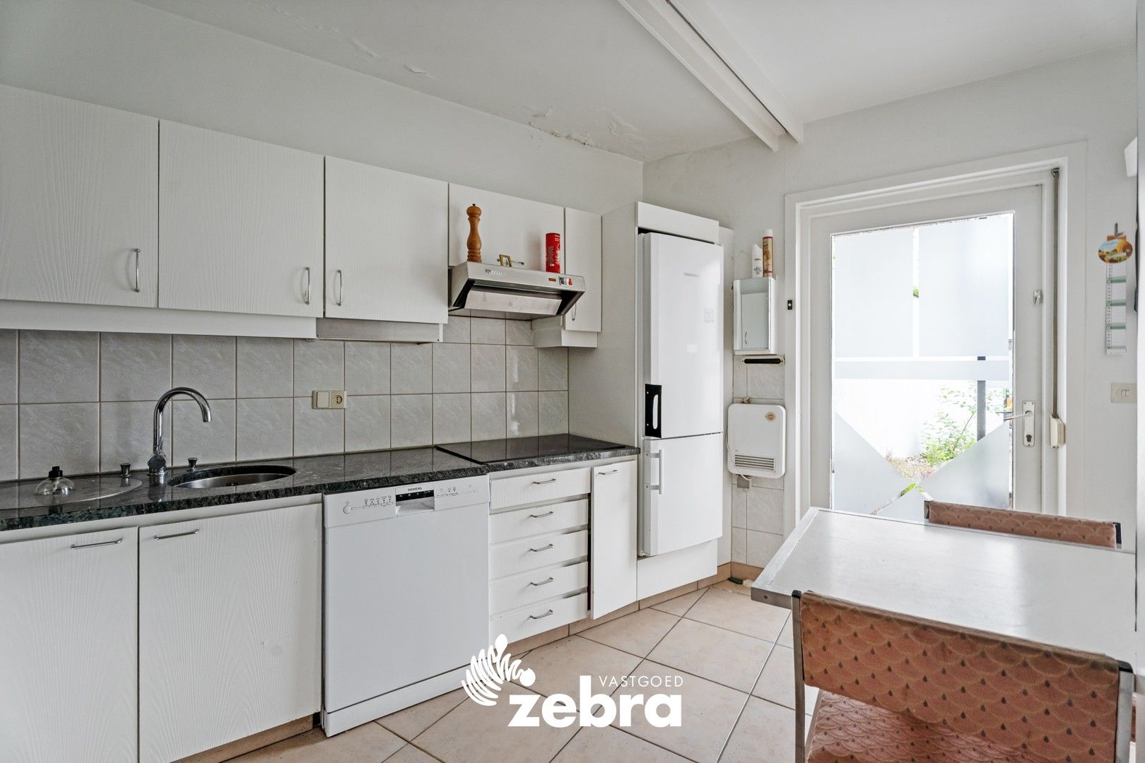 Op te frissen woning met vier slaapkamers en dubbele garage te Meulebeke! foto 7