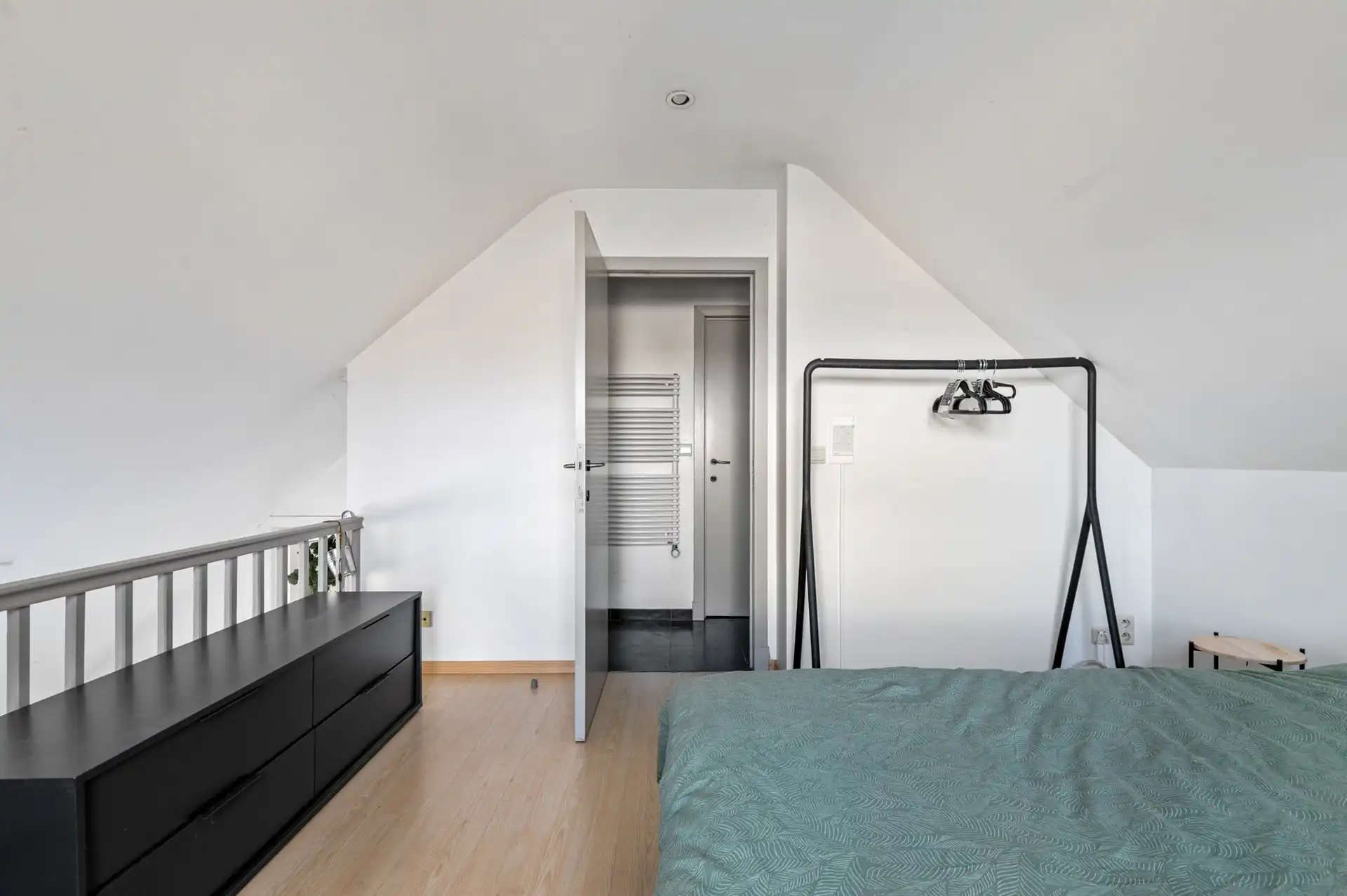 Handelspand met ruim appartement op een toplocatie in Sint-Gillis-Waas foto 18