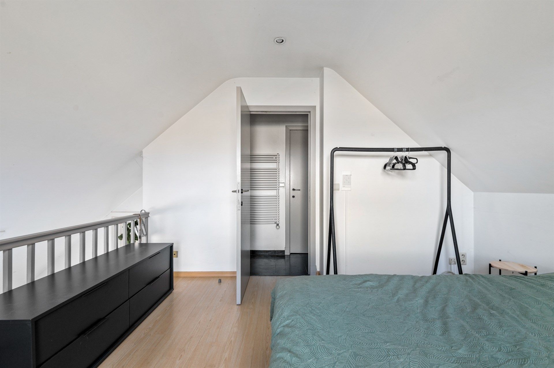 Handelspand met ruim appartement op een toplocatie in Sint-Gillis-Waas foto 18