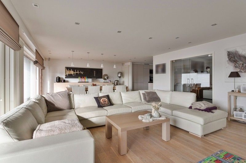 Hoofdfoto van de publicatie: Op en top gerenoveerde bel-etage woning mét magazijn TE KOOP nabij hartje Wakken!