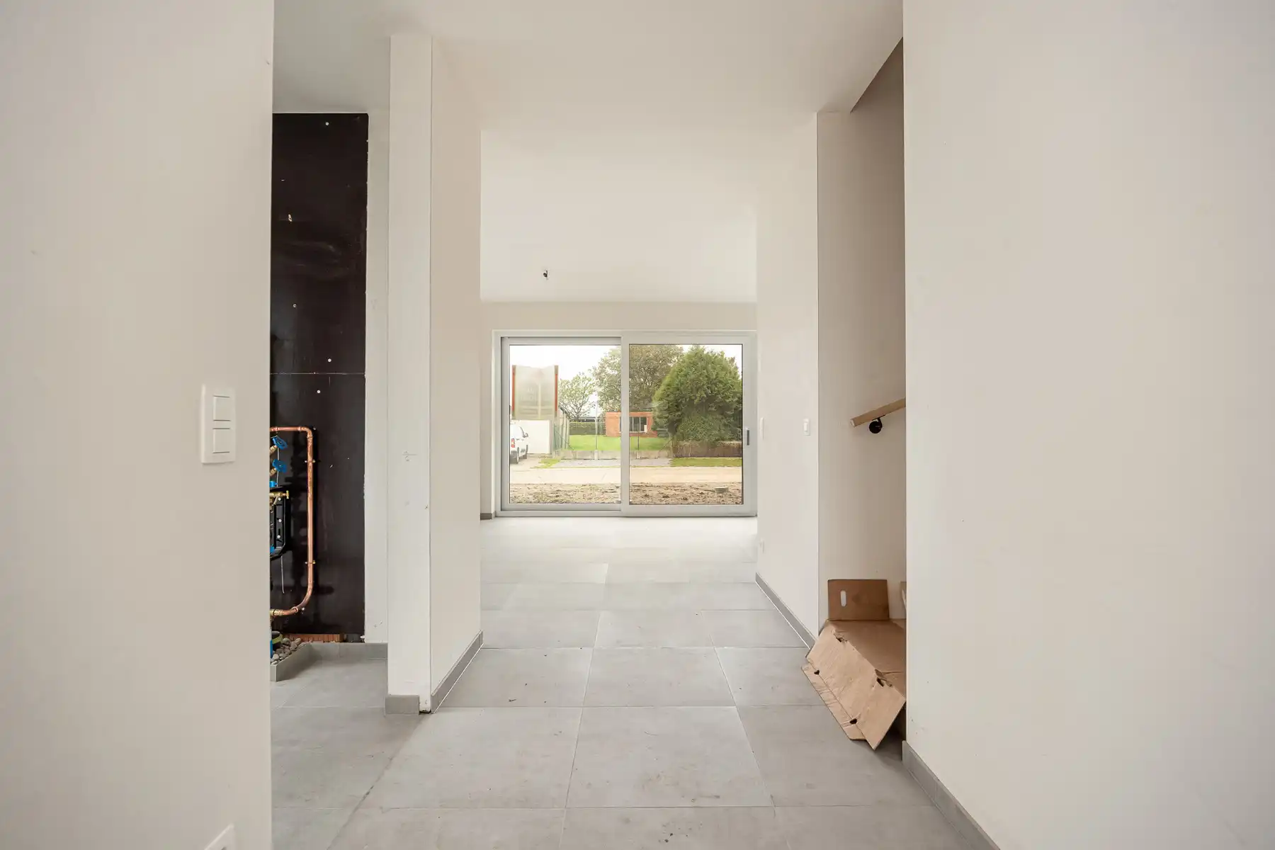 Halfopen woning met 3 slaapkamers en carport/fietsenberging op perceel van ca 320m² foto 3