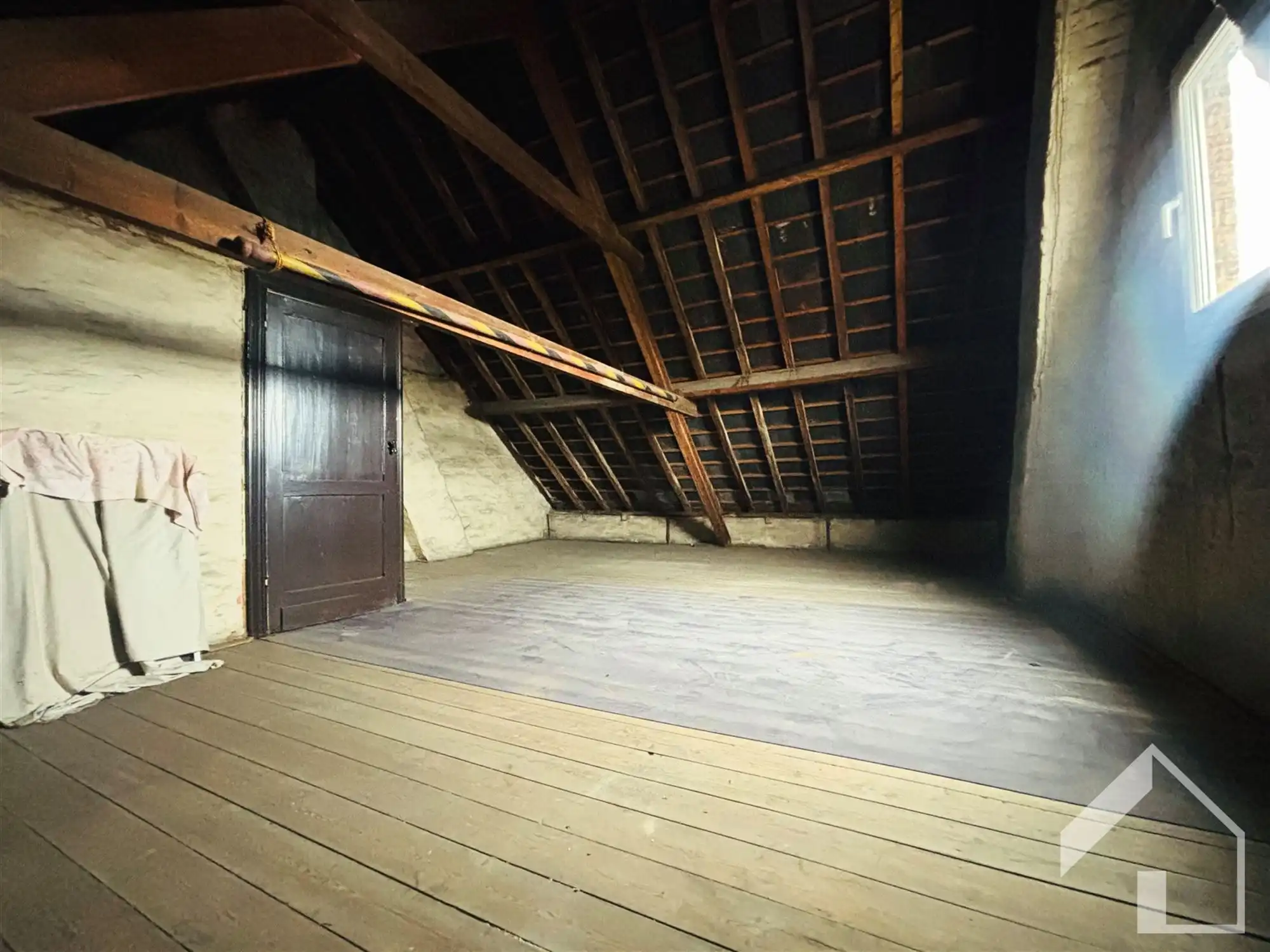 Hoekwoning met authentieke elementen en 4 garages foto 15