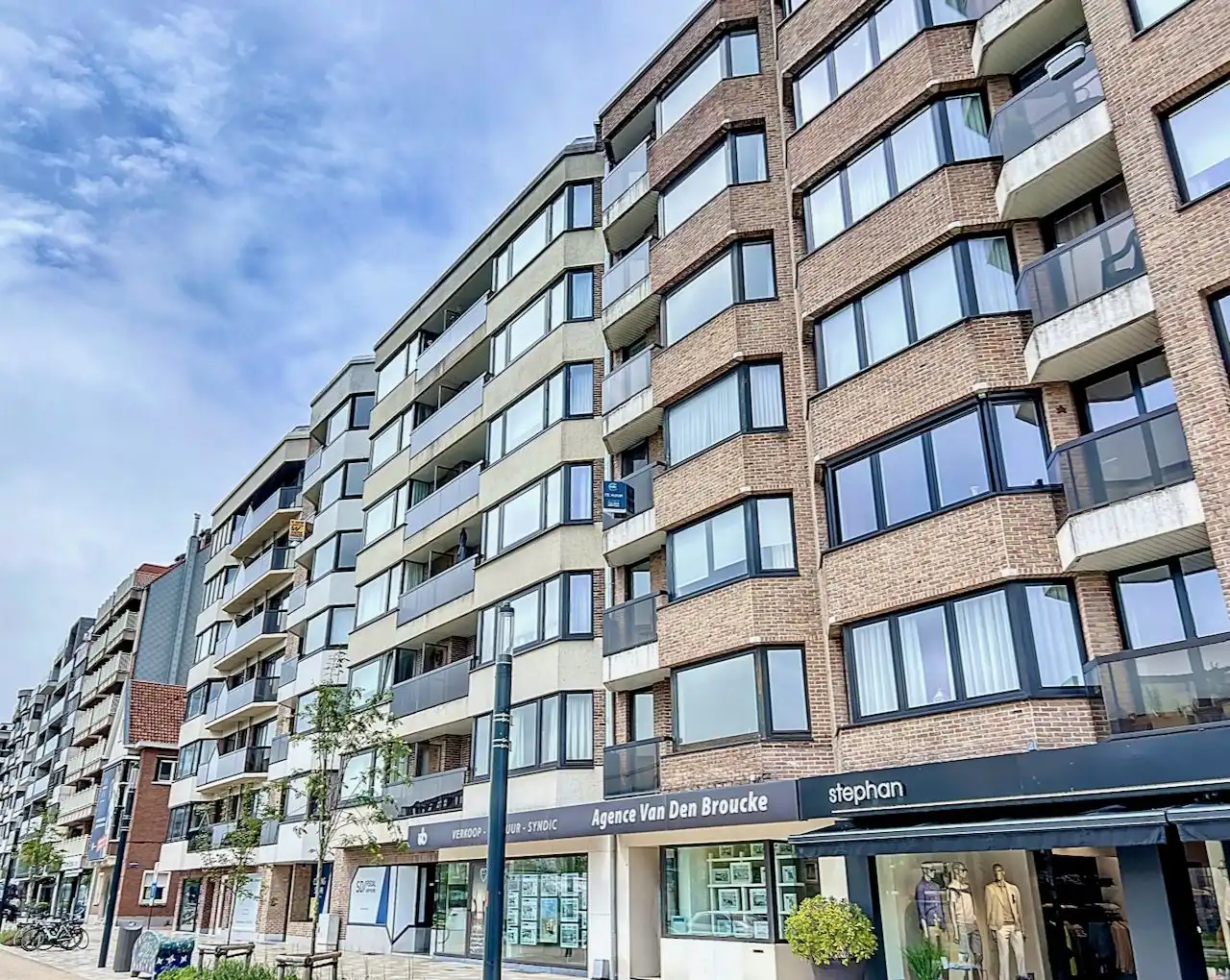 Verzorgd en uitstekend gelegen 2-slaapkamerappartement op de Graaf d’Ursellaan foto 4