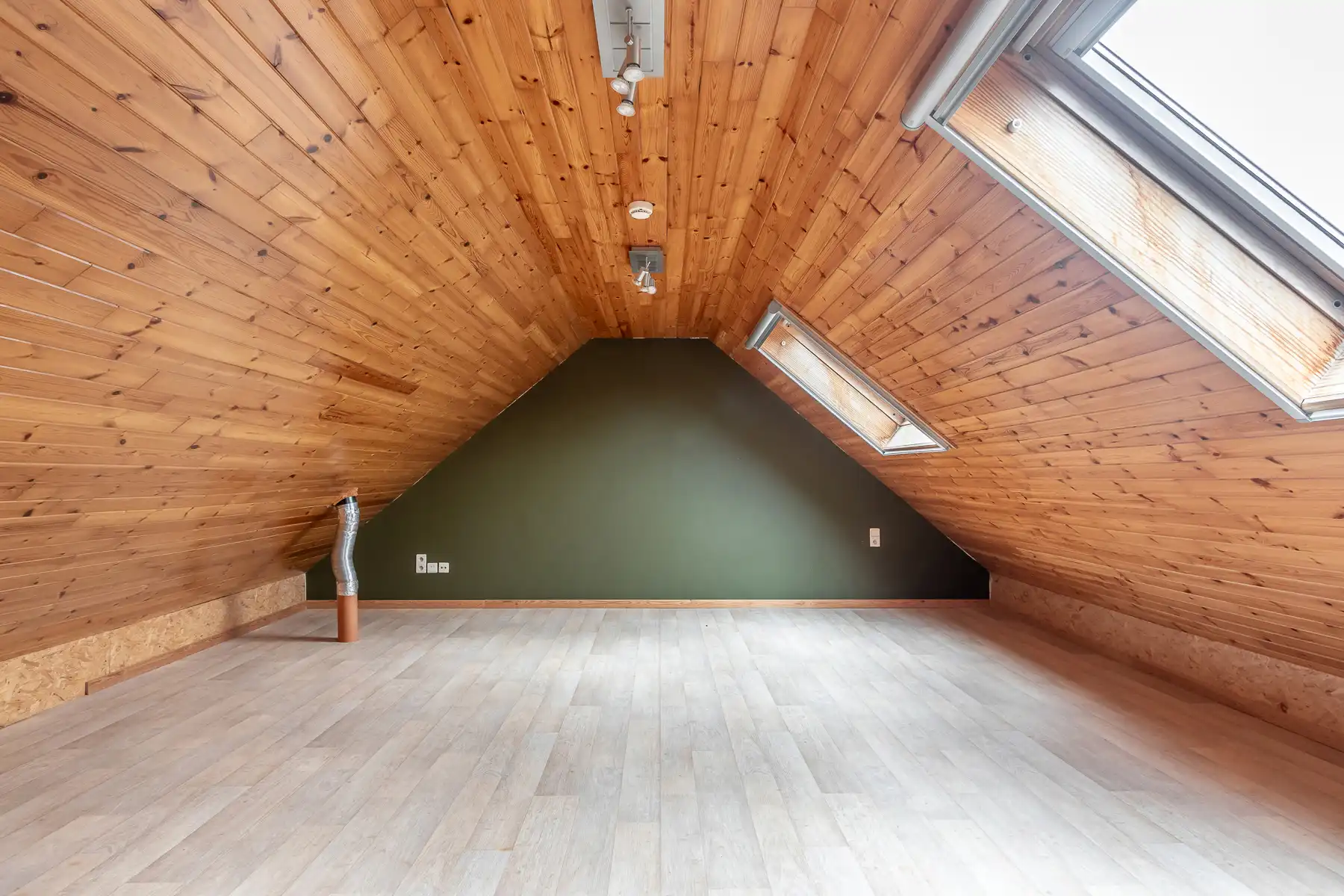Ruim, triplex appartement met 1 slaapkamer vlakbij centrum foto 22