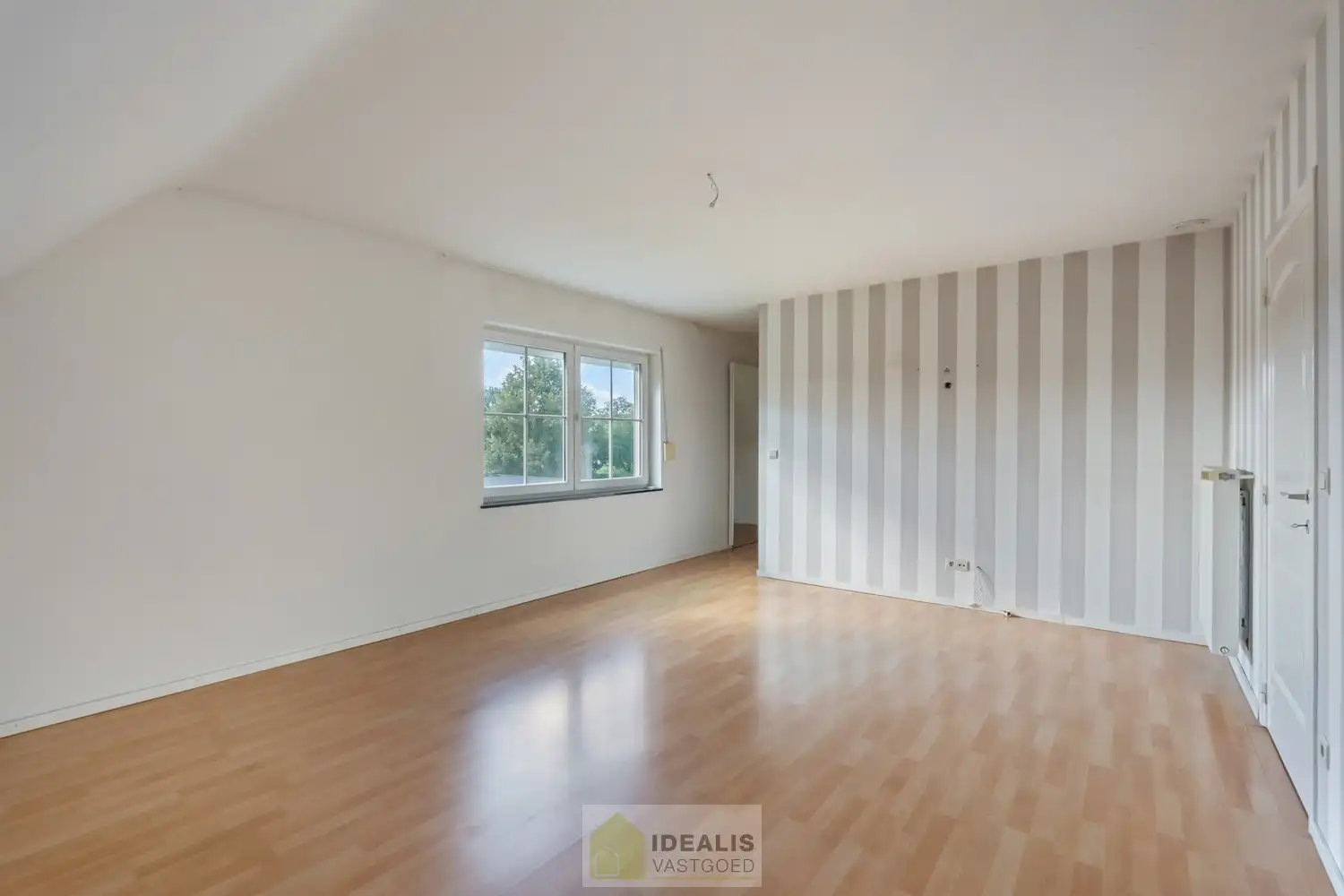 IDEALIS VASTGOED – HEDENDAAGSE EENGEZINSWONING OP RUSTIGE LOCATIE MET AANGELEGDE TUIN OP EEN KNAP PERCEEL (9A87CA) NABIJ HET CENTRUM VAN PELT – De woning omvat een heerlijke lichtrijke open leefruimte met aansluitend goed uitgeruste keuken, fijne wasplaats/berging, 4 royale slaapkamers en goed ingerichte badkamer. Een praktisch ingedeelde woning op een aangenaam en ruim perceel! foto 24