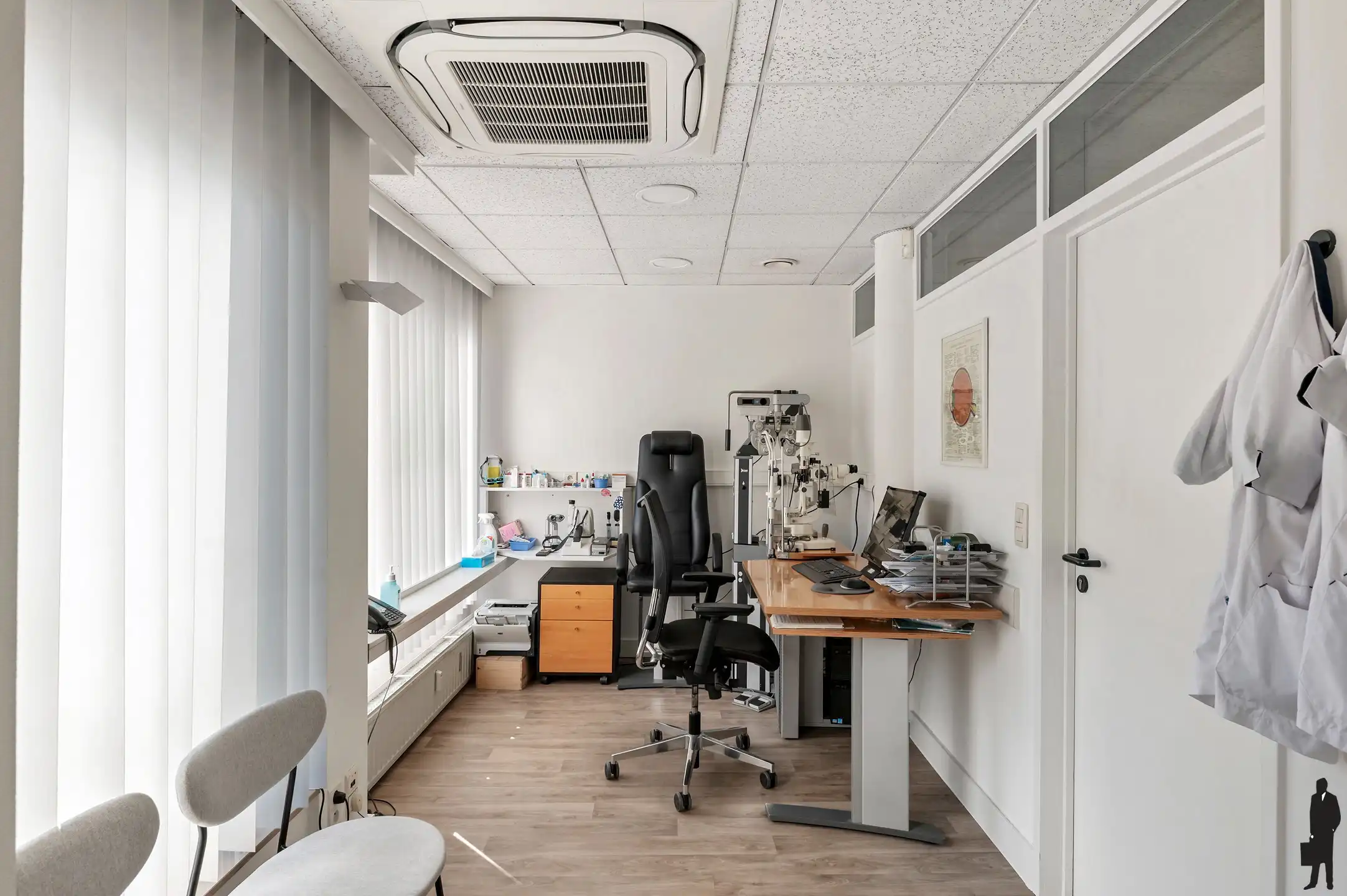 Goed onderhouden dokterspraktijk met 3 studio’s en 14 staanplaatsen foto 10