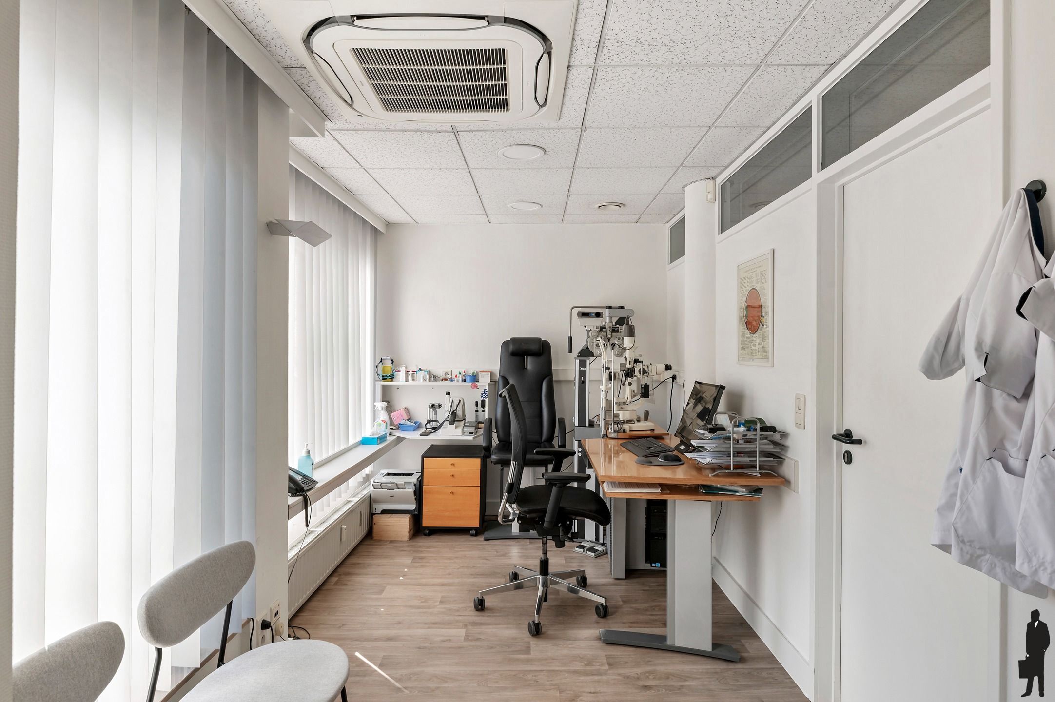 Goed onderhouden dokterspraktijk met 3 studio’s en 14 staanplaatsen foto 10