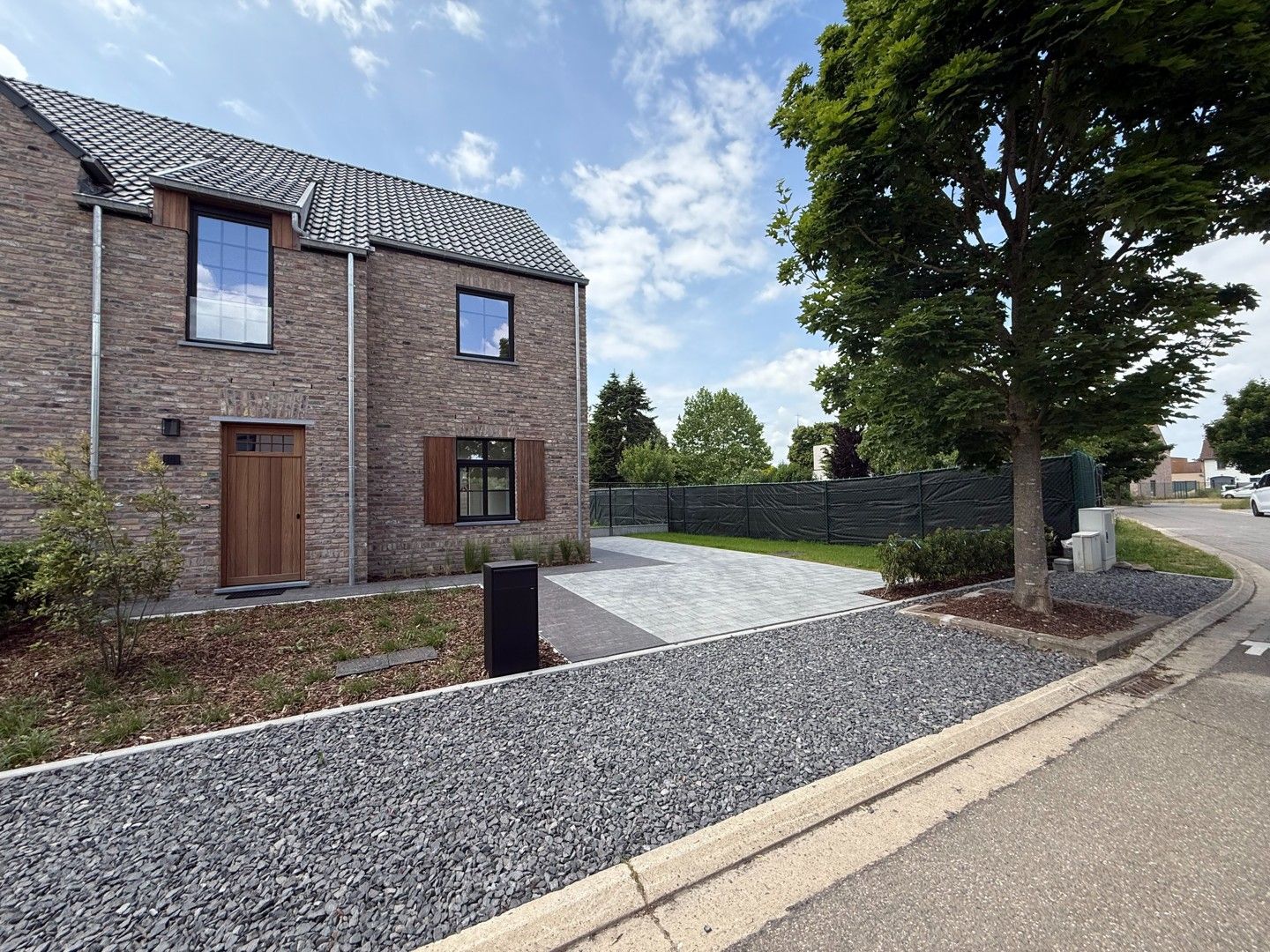 Prachtige BEN-woning met 3 slaapkamers, terras en tuin te Opitter/Bree. foto 2