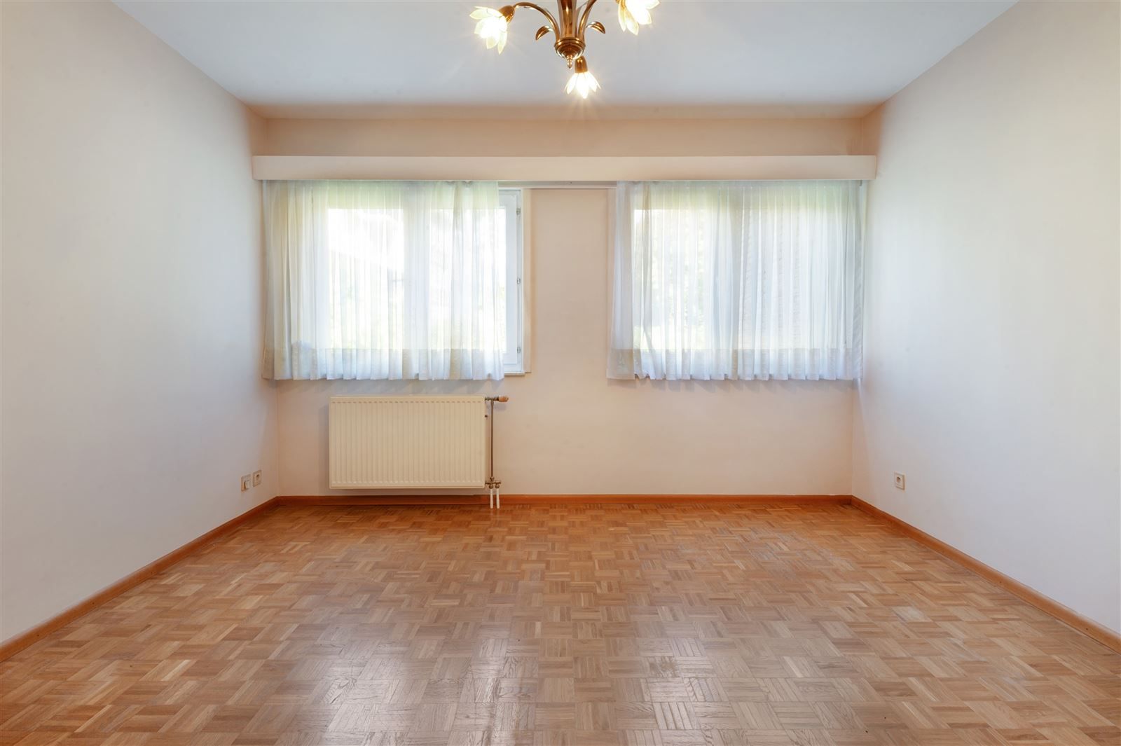 Lichtrijke woning met tuin en garage foto 7