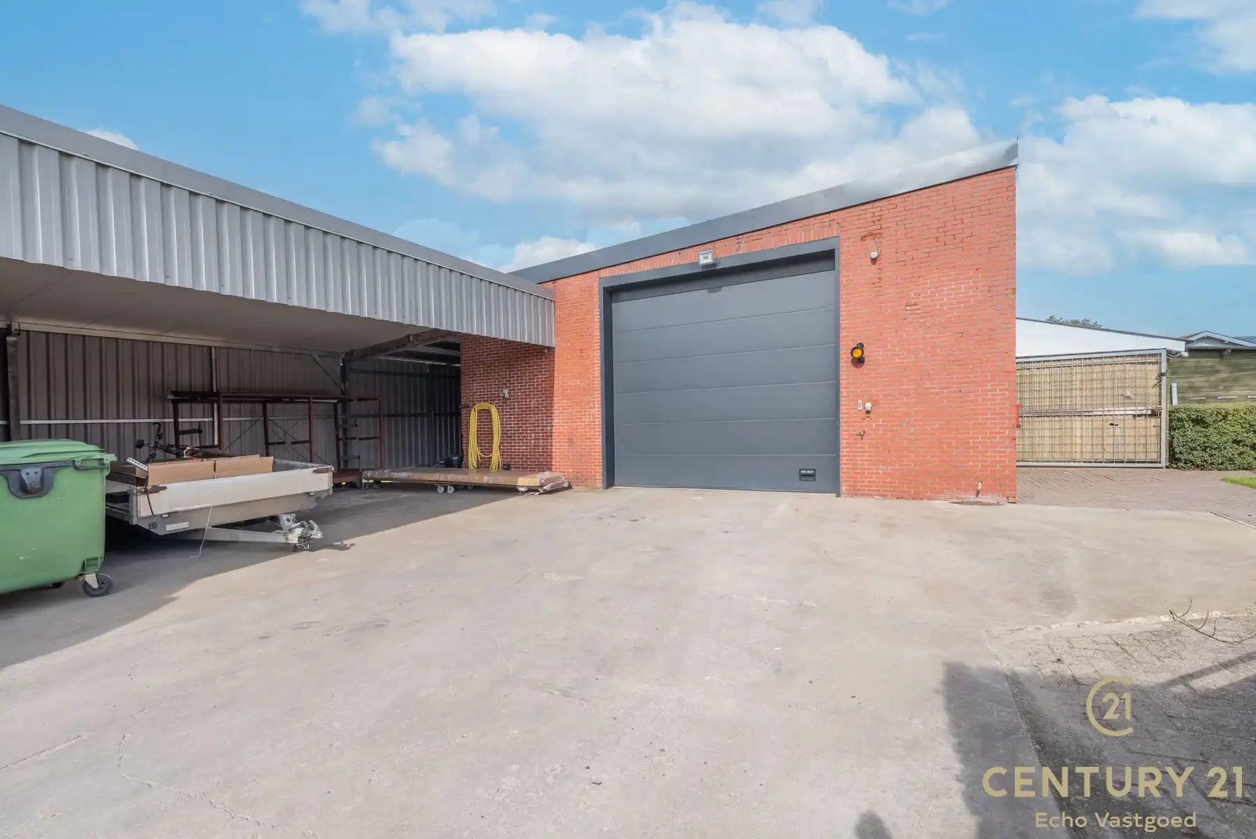 Unieke woning met magazijnen,  zwembad en conciergewoning foto 23