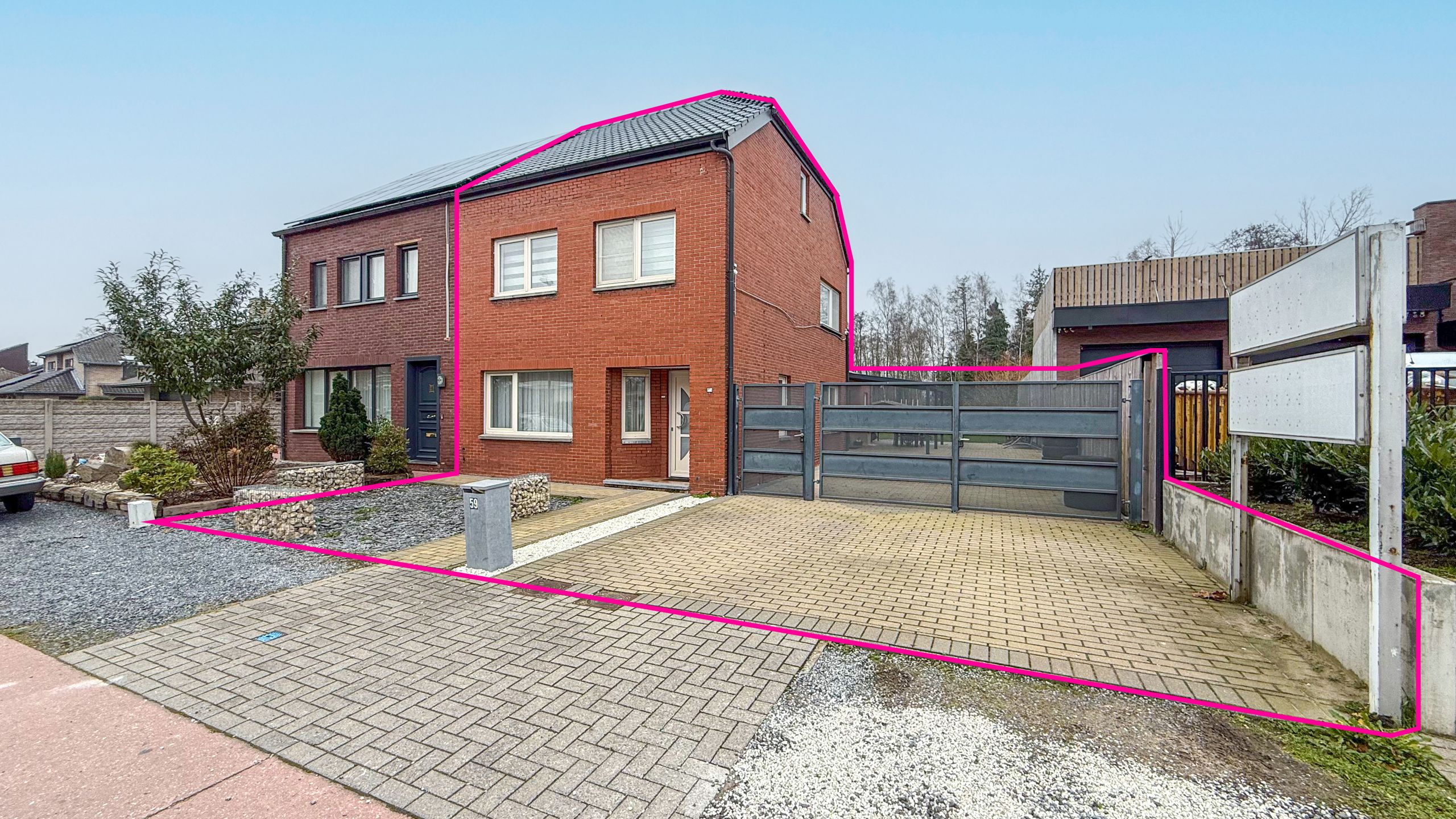 Ruime halfopen woning te huur met grote omheinde tuin! foto {{pictureIndex}}