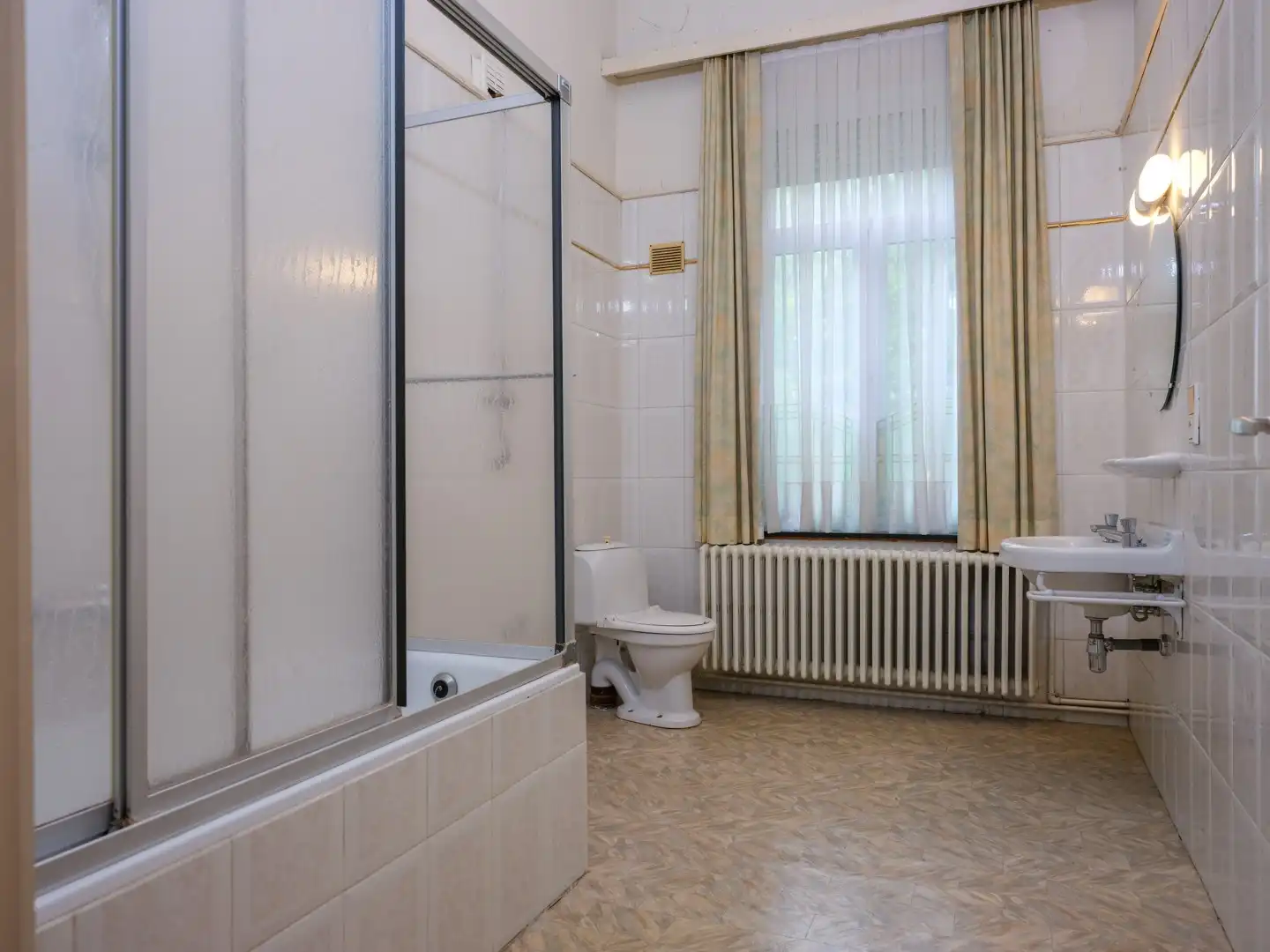 Karaktervolle voormalige pastorie met vier slaapkamers gelegen op een perceel van 1.605 m² foto 26