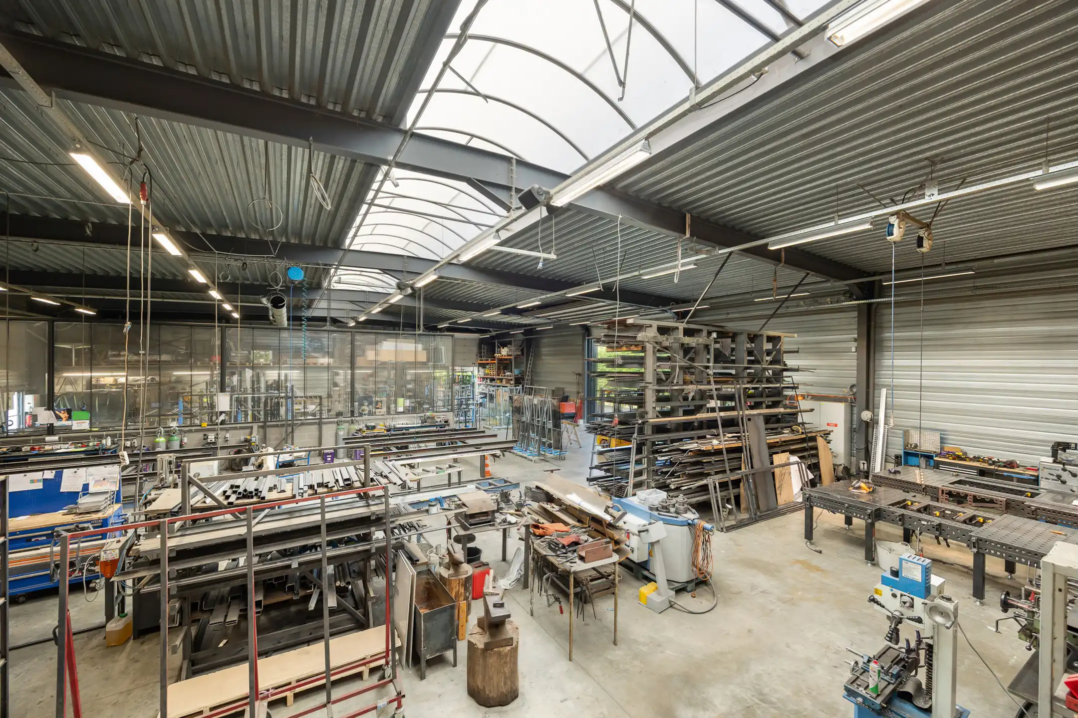 Magazijn met showroom, kantoren en prachtige woning te koop foto 10