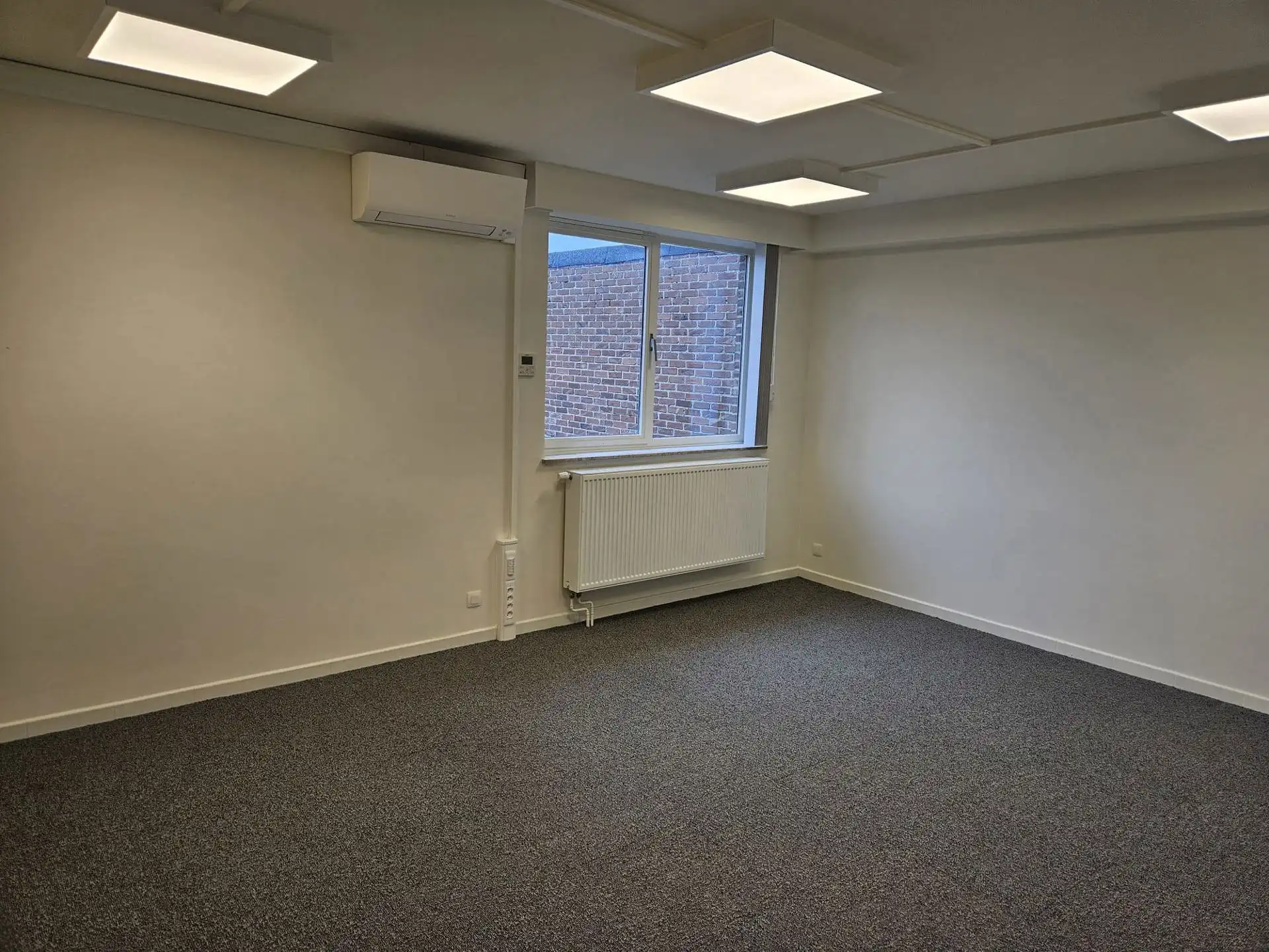 TE  HUUR in Meeuwen: kantoor/commerciële ruimte foto 9