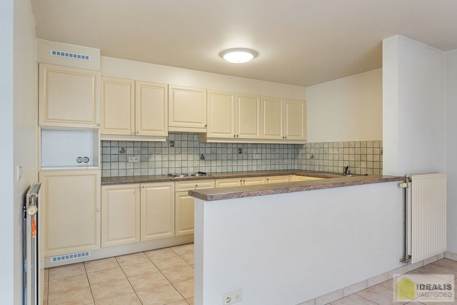 IDEALIS VASTGOED – INSTAPKLAAR GELIJKVLOERS APPARTEMENT MET LICHTRIJKE LEEFRUIMTE,  RUIME OPEN KEUKEN, BADKAMER, SLAAPKAMER EN AUTOSTAANPLAATS OP EEN GUNSTIGE LOCATIE NABIJ HET CENTRUM VAN PELT! foto 6