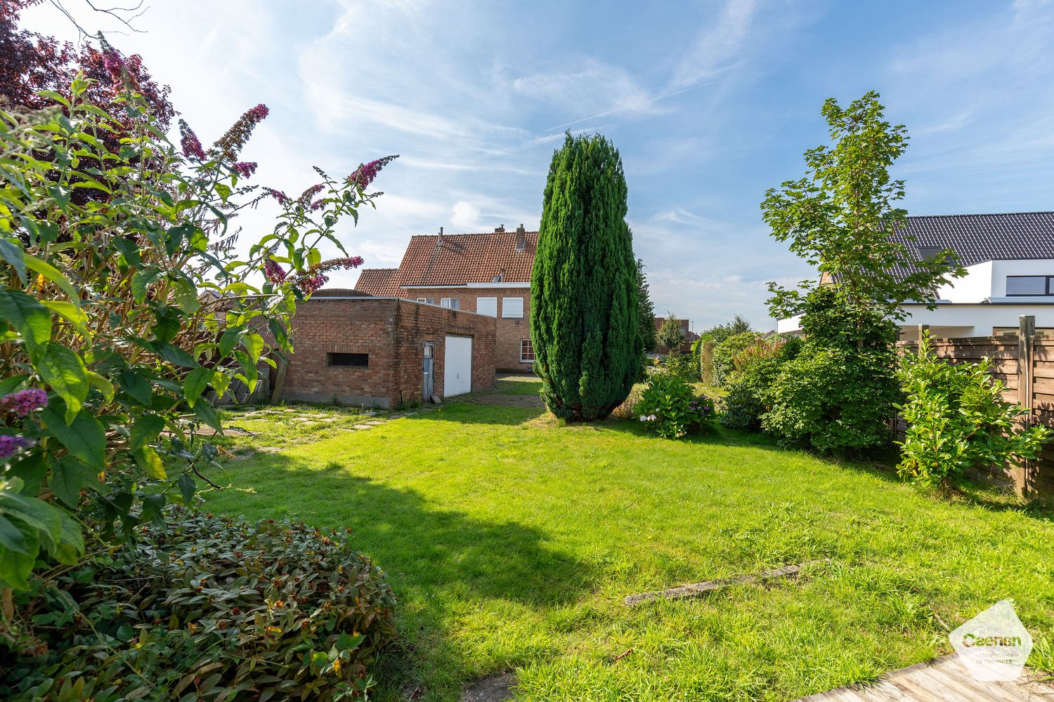 STEVIGE TE RENOVEREN HALF-OPEN WONING in het hartje van Oostkamp met 4 slaapkamers en GARAGE foto 1