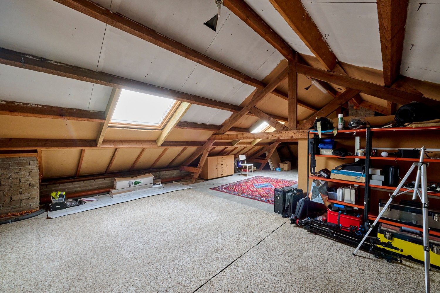 Gezellige en goed onderhouden bungalow met praktische bovenverdieping op fraai aangelegd perceel foto 15