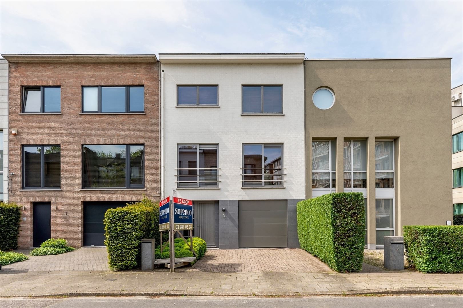 SCHITTERENDE instapklare woning op 257m² met 4 SLPK en 2 BDK - inpandige garage met oprit. foto 1